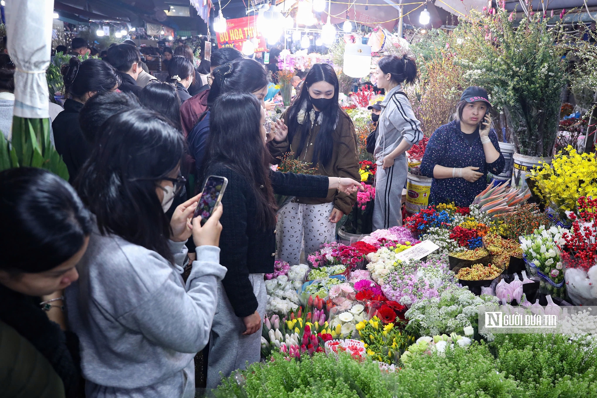 Đ&ecirc;m kh&ocirc;ng ngủ tại chợ hoa Tết lớn nhất H&agrave; Nội- Ảnh 20.