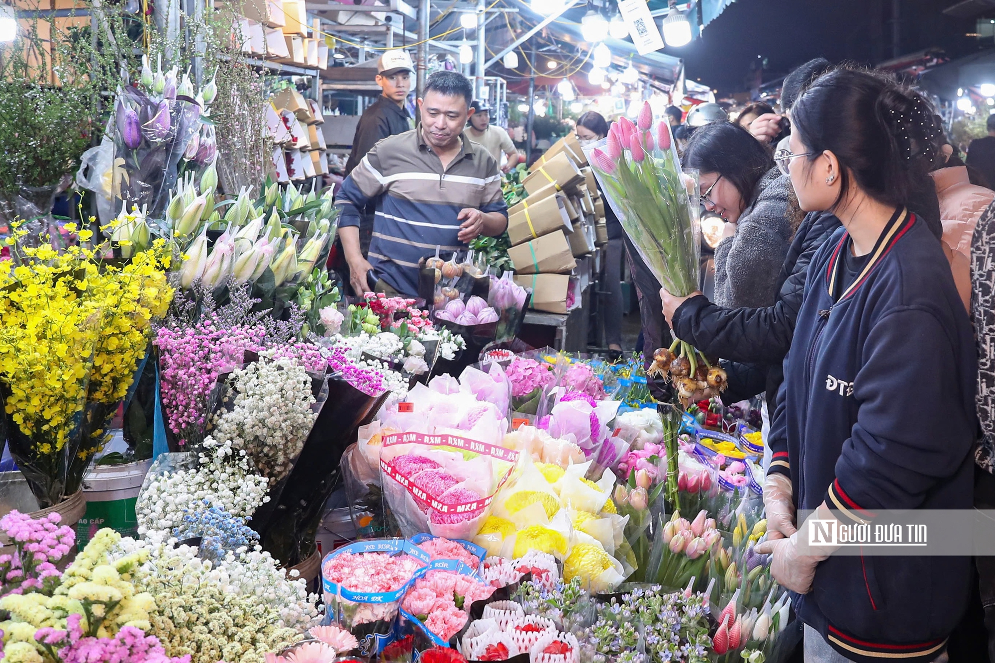 Đ&ecirc;m kh&ocirc;ng ngủ tại chợ hoa Tết lớn nhất H&agrave; Nội- Ảnh 21.