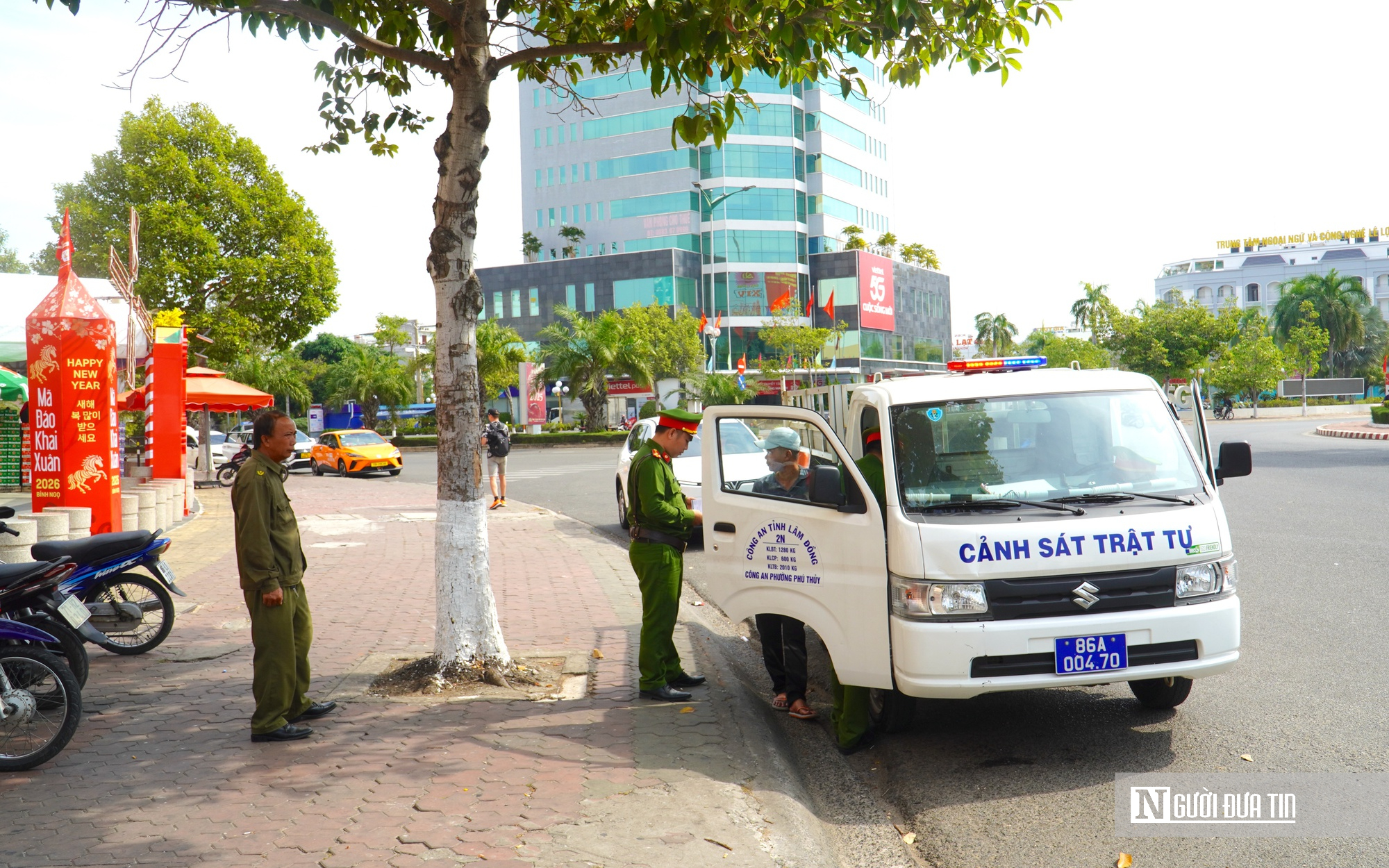 Công An Quyết Liệt Xử Lý Vi Phạm Lấn Chiếm Vỉa Hè Dịp Cận Tết