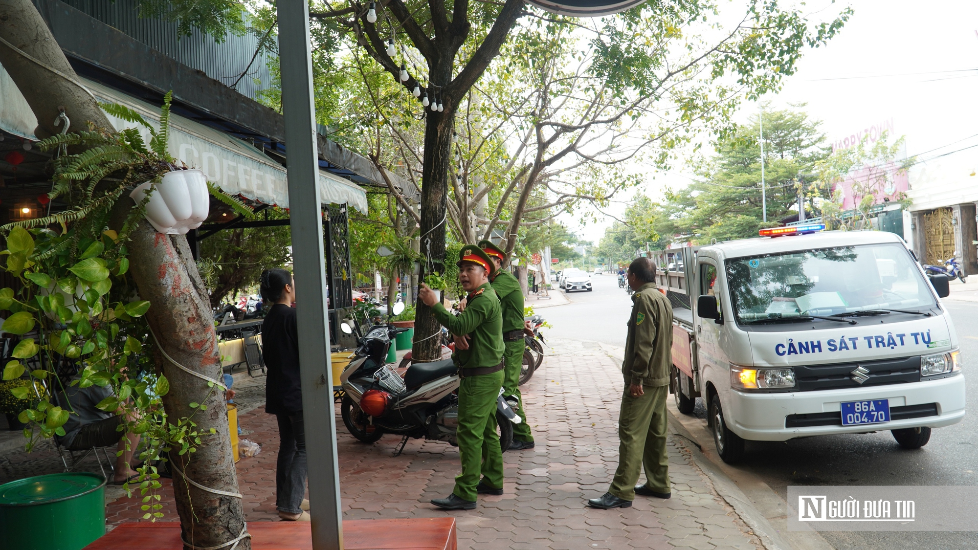 Cận Tết, Lâm Đồng mạnh tay xử lý lấn chiếm vỉa hè, dừng đỗ sai quy định- Ảnh 1. Cận Tết, Lâm Đồng mạnh tay xử lý lấn chiếm vỉa hè, dừng đỗ sai quy định- Ảnh 1.