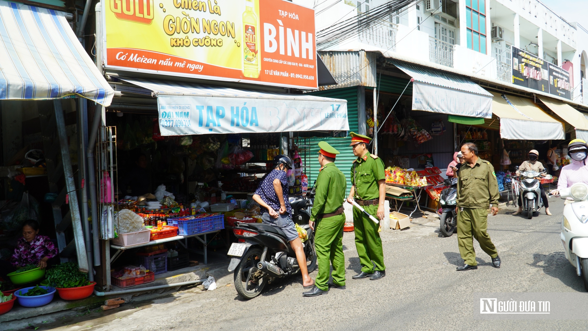 Cận Tết, Lâm Đồng mạnh tay xử lý lấn chiếm vỉa hè, dừng đỗ sai quy định- Ảnh 2. Cận Tết, Lâm Đồng mạnh tay xử lý lấn chiếm vỉa hè, dừng đỗ sai quy định- Ảnh 2.