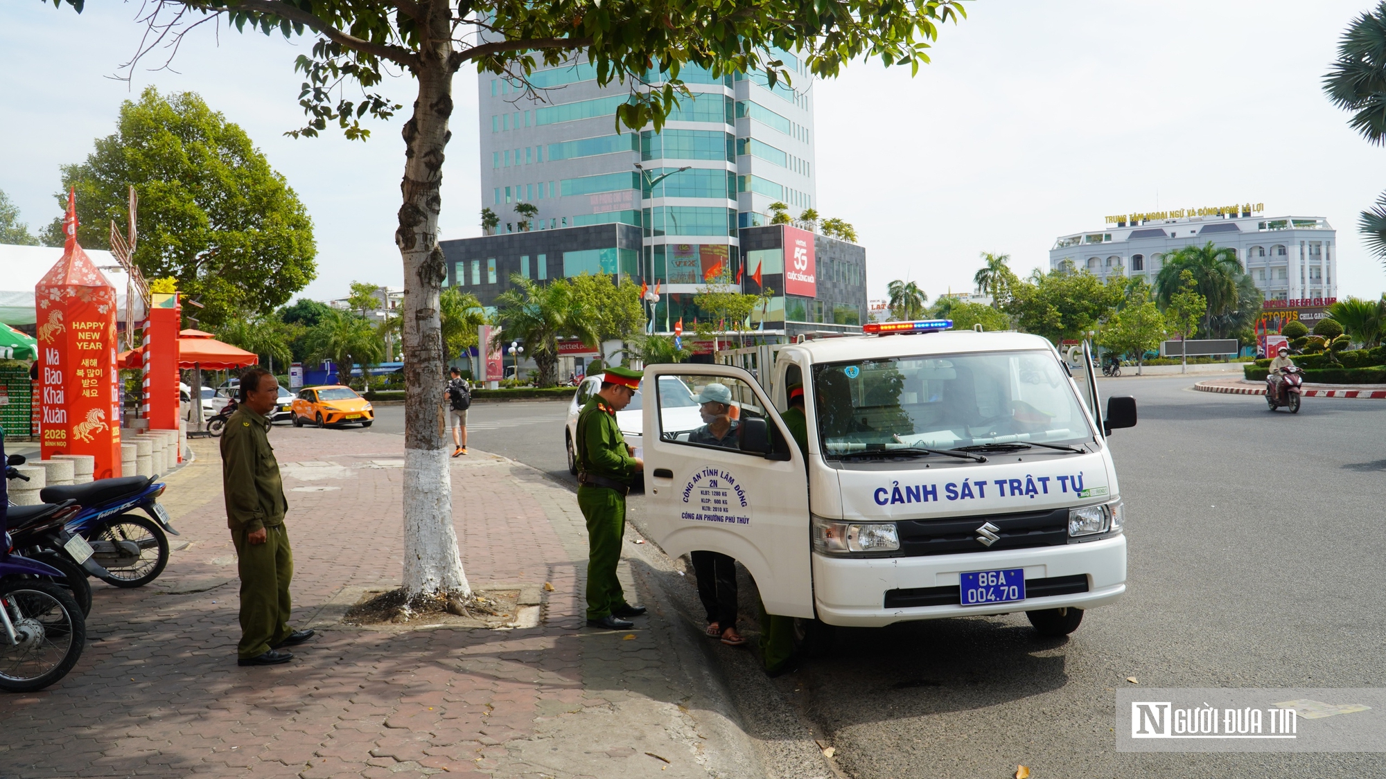 Cận Tết, Lâm Đồng mạnh tay xử lý lấn chiếm vỉa hè, dừng đỗ sai quy định- Ảnh 3. Cận Tết, Lâm Đồng mạnh tay xử lý lấn chiếm vỉa hè, dừng đỗ sai quy định- Ảnh 3.