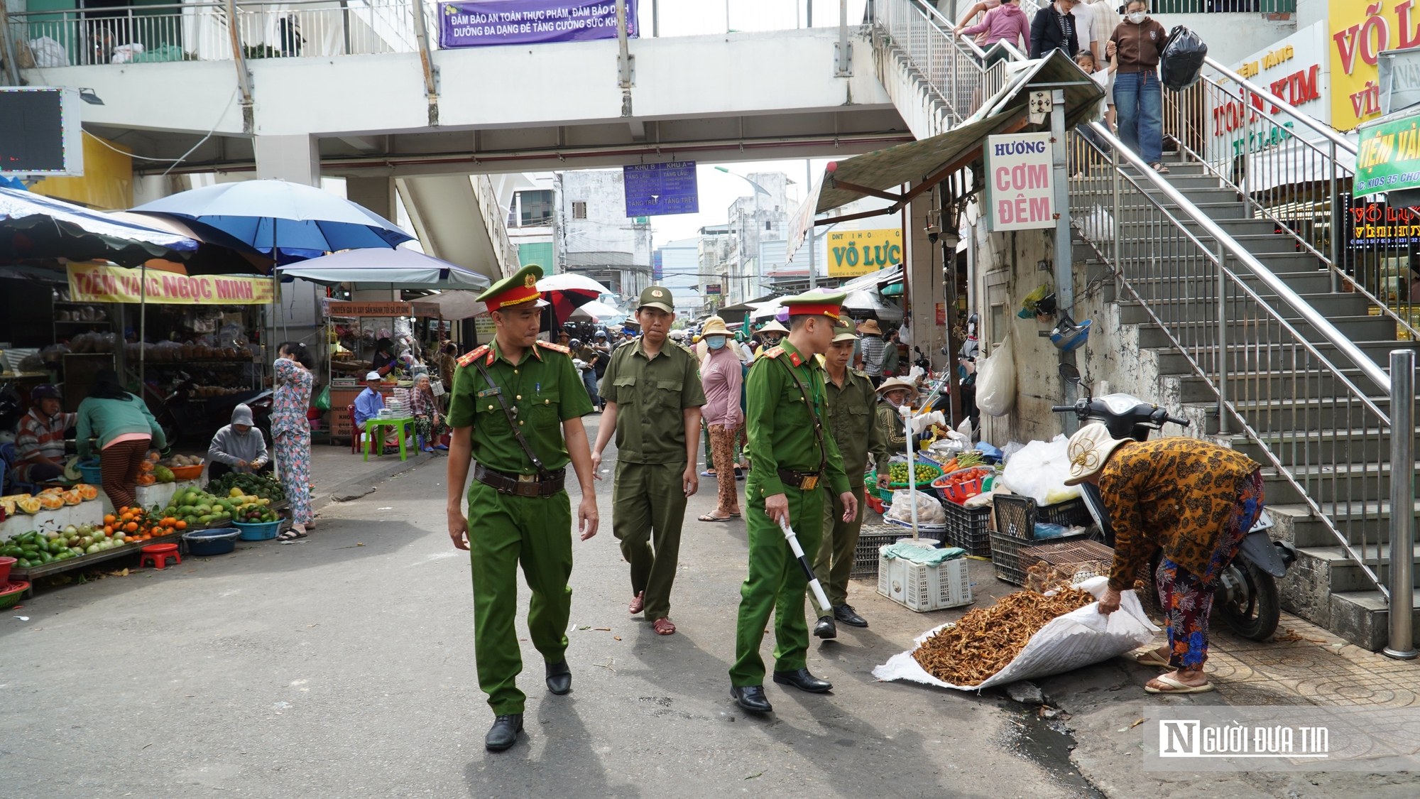Cận Tết, Lâm Đồng mạnh tay xử lý lấn chiếm vỉa hè, dừng đỗ sai quy định- Ảnh 5. Cận Tết, Lâm Đồng mạnh tay xử lý lấn chiếm vỉa hè, dừng đỗ sai quy định- Ảnh 5.