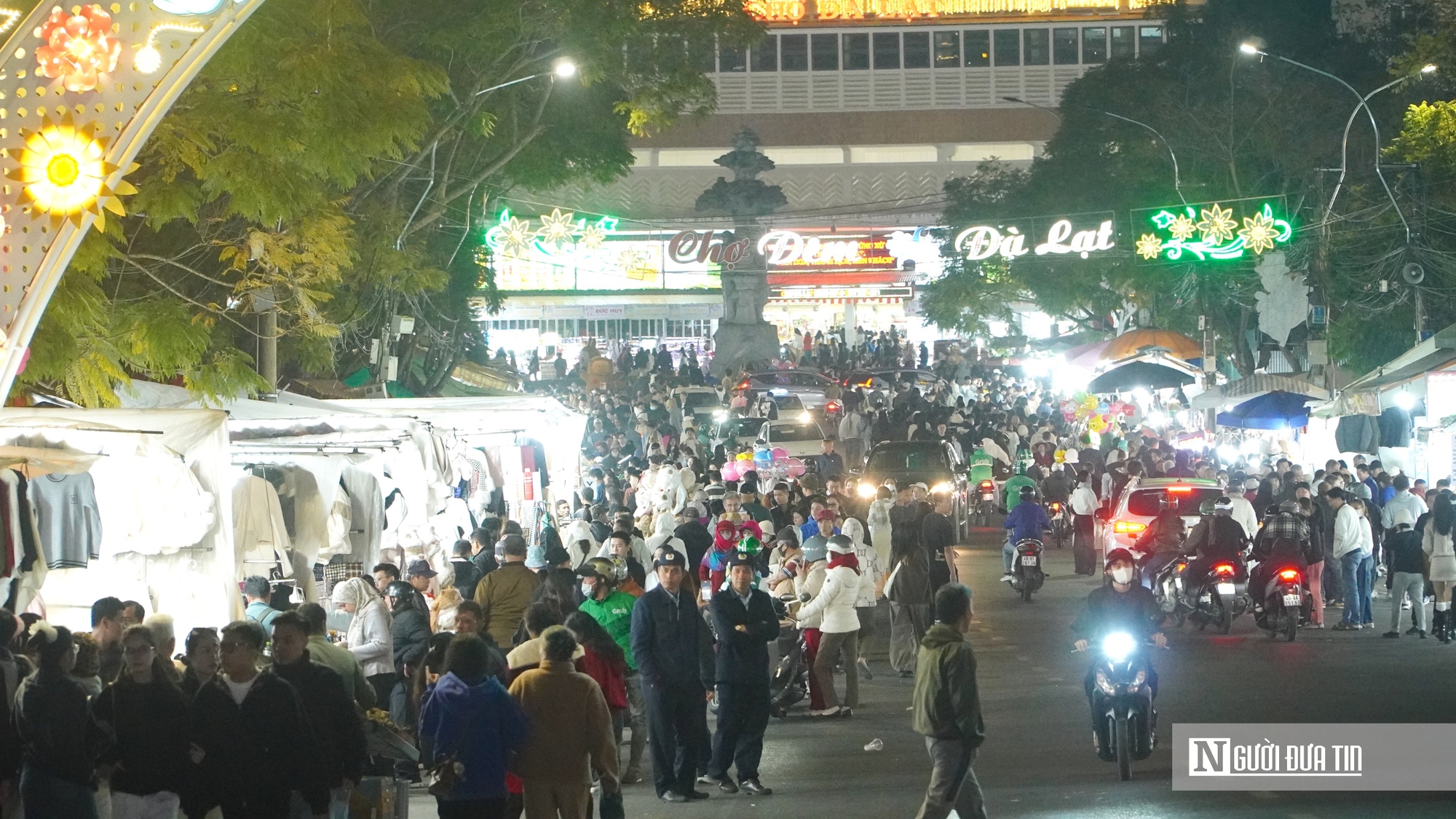 Cận Tết, Lâm Đồng mạnh tay xử lý lấn chiếm vỉa hè, dừng đỗ sai quy định- Ảnh 7. Cận Tết, Lâm Đồng mạnh tay xử lý lấn chiếm vỉa hè, dừng đỗ sai quy định- Ảnh 7.