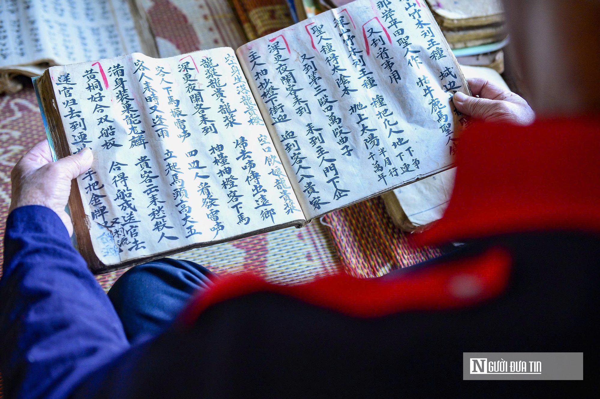 Níu từng con chữ cổ của người Dao trước nguy cơ thất truyền- Ảnh 4.