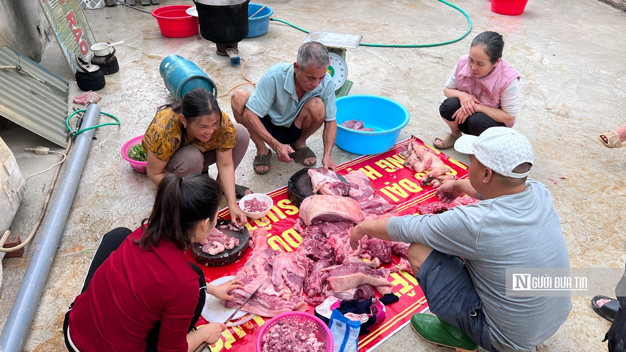 Tục "đụng lợn", "đụng bánh chưng" giữ nhịp Tết làng quê- Ảnh 1. Tục "đụng lợn", "đụng bánh chưng" giữ nhịp Tết làng quê- Ảnh 1.