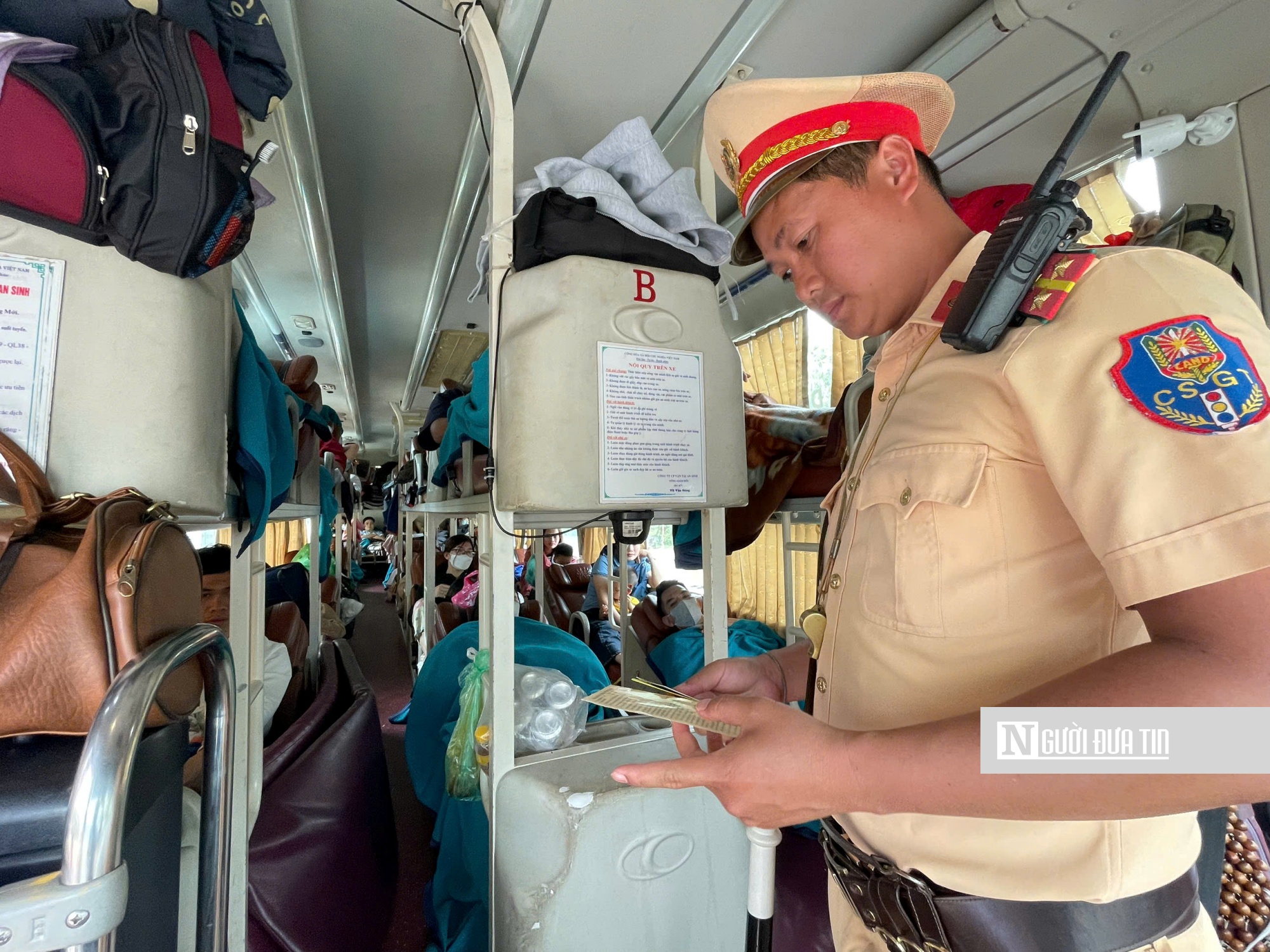 Áo vàng căng mình giữ an toàn, thông suốt đường xuân- Ảnh 7. Áo vàng căng mình giữ an toàn, thông suốt đường xuân- Ảnh 7.