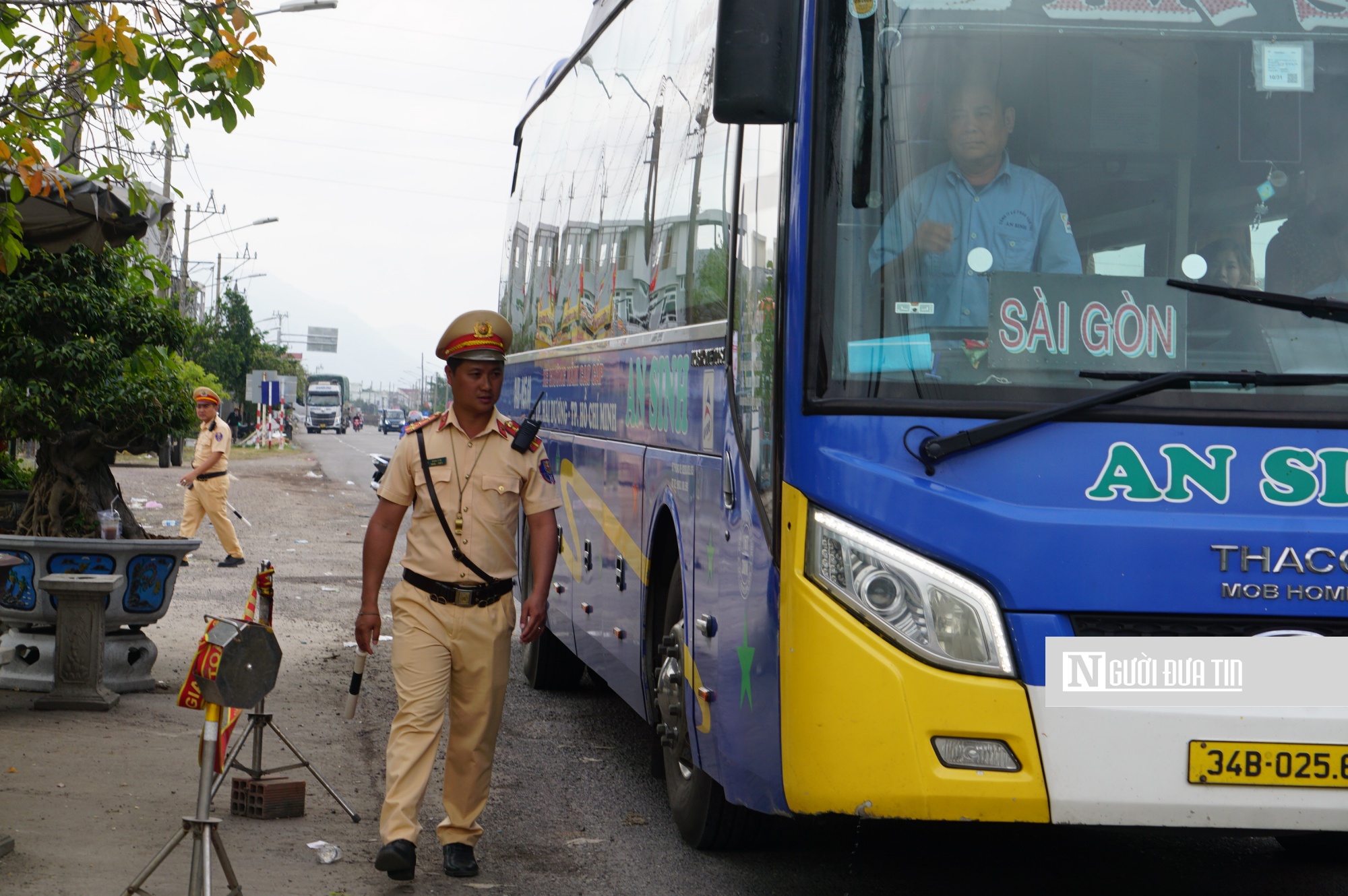 Áo vàng căng mình giữ an toàn, thông suốt đường xuân- Ảnh 8. Áo vàng căng mình giữ an toàn, thông suốt đường xuân- Ảnh 8.