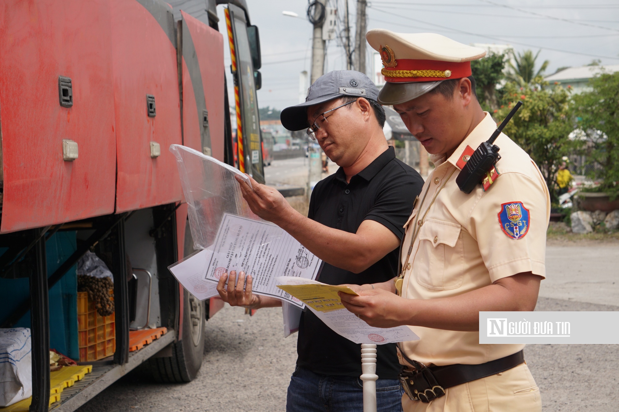 Áo vàng căng mình giữ an toàn, thông suốt đường xuân- Ảnh 5. Áo vàng căng mình giữ an toàn, thông suốt đường xuân- Ảnh 5.