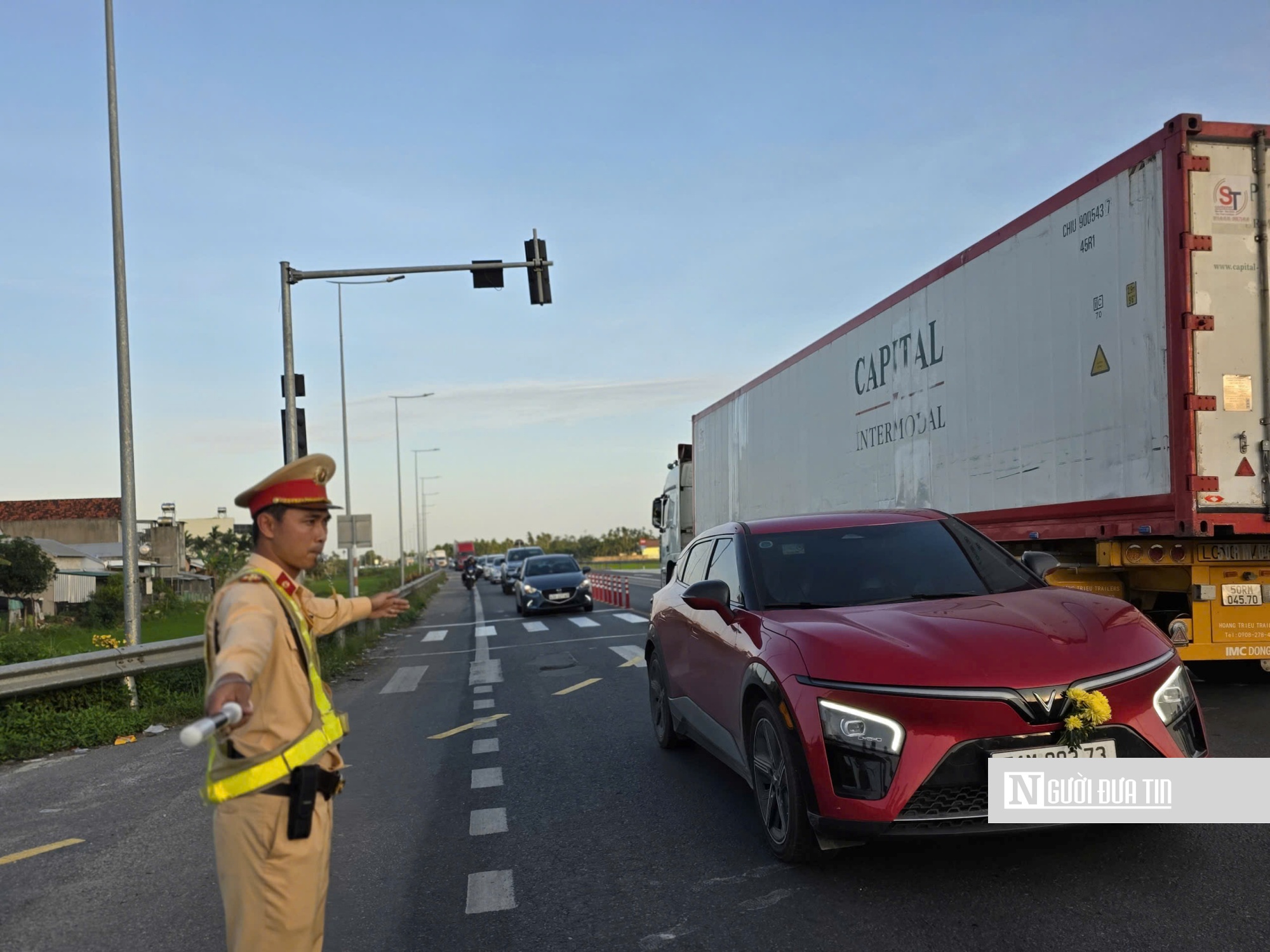 Áo vàng căng mình giữ an toàn, thông suốt đường xuân- Ảnh 3. Áo vàng căng mình giữ an toàn, thông suốt đường xuân- Ảnh 3.