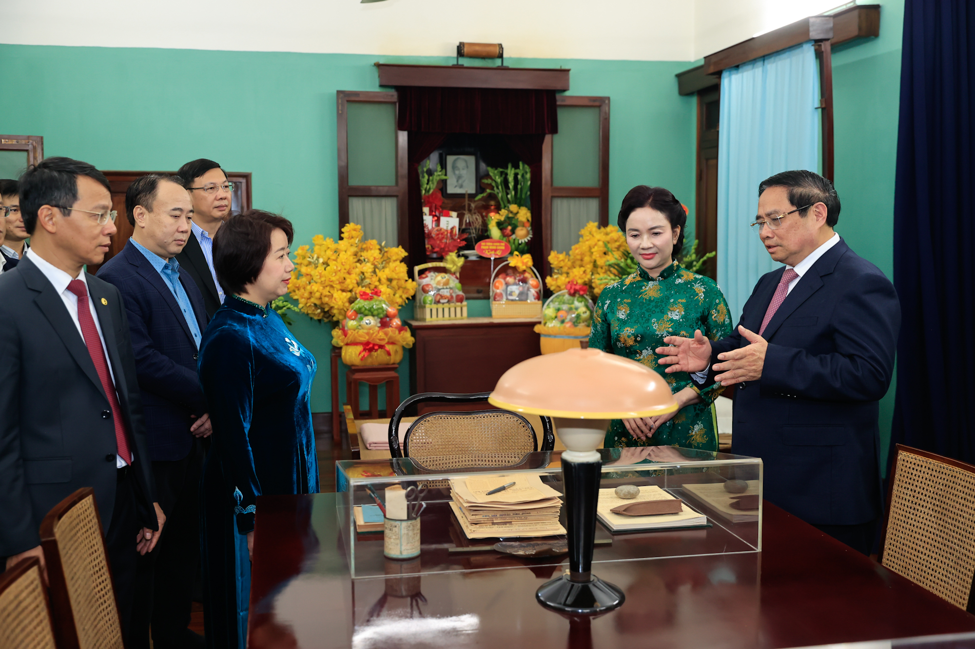 Thủ tướng Phạm Minh Chính dâng hương tưởng nhớ Chủ tịch Hồ Chí Minh - Ảnh 2.