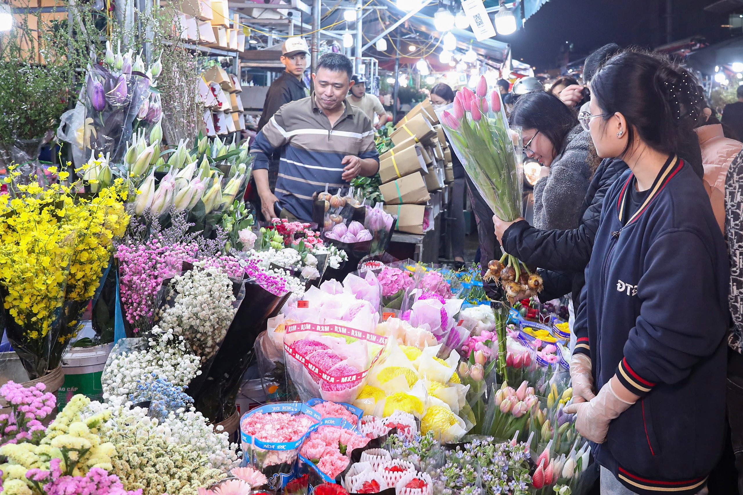 Đ&ecirc;m kh&ocirc;ng ngủ tại chợ hoa Tết lớn nhất H&agrave; Nội- Ảnh 12.