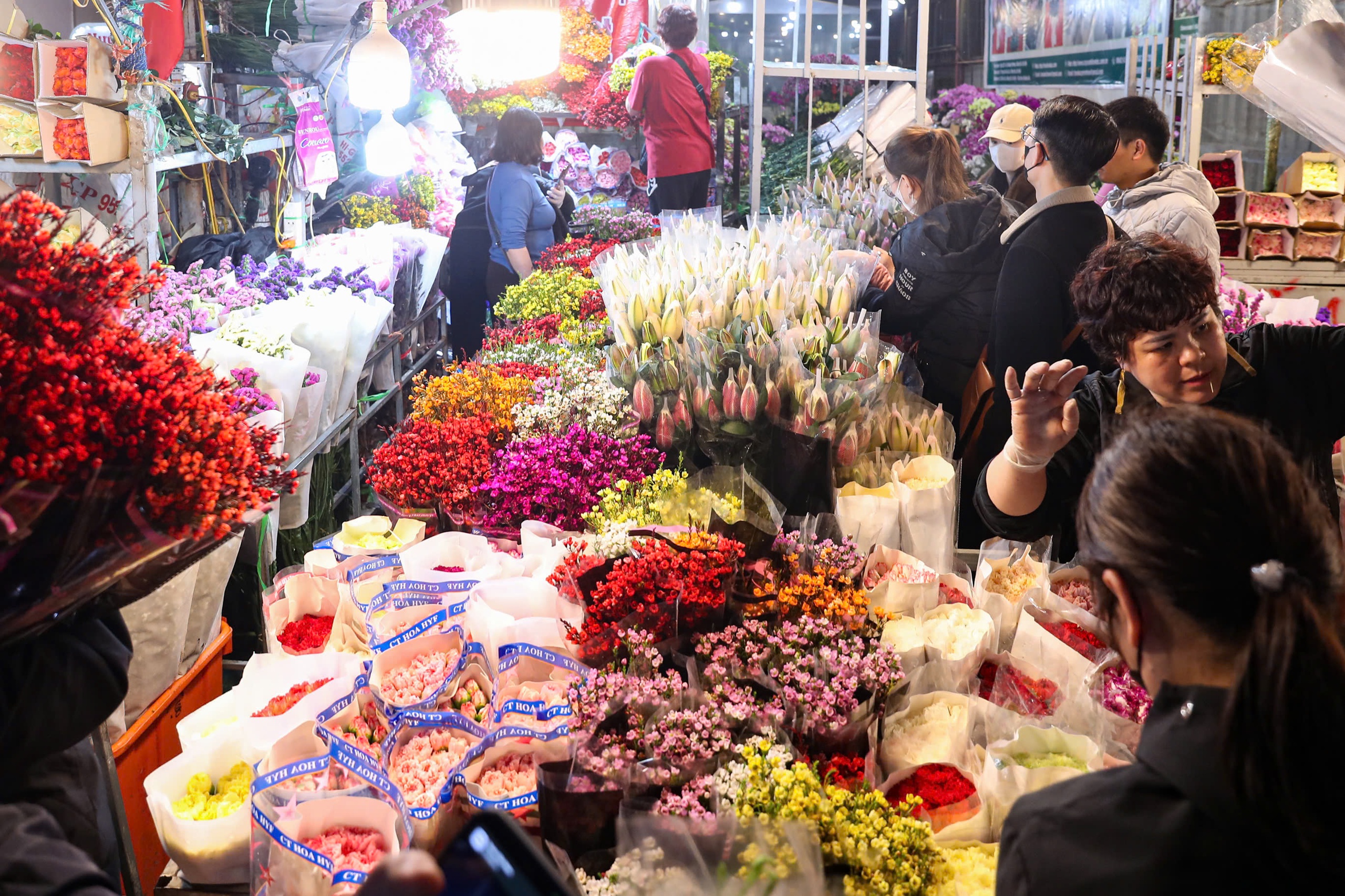 Đ&ecirc;m kh&ocirc;ng ngủ tại chợ hoa Tết lớn nhất H&agrave; Nội- Ảnh 13.