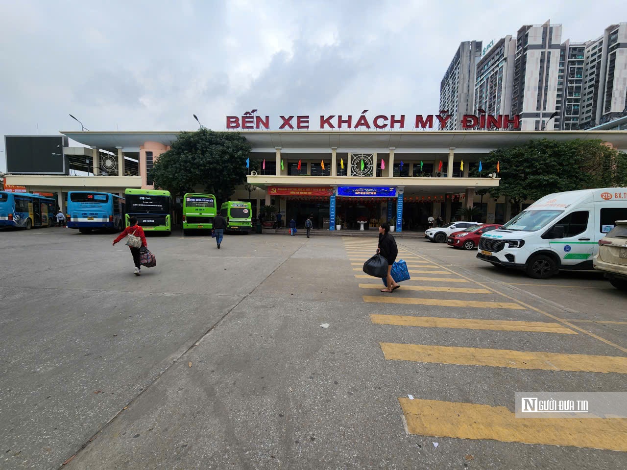 Đường phố Hà Nội thênh thang ngày đầu nghỉ Tết Nguyên đán - Ảnh 9.