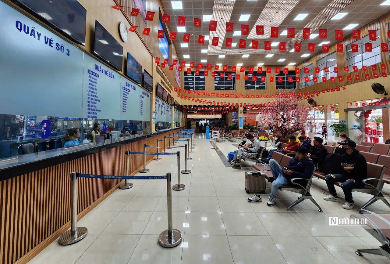 Đường phố Hà Nội thênh thang ngày đầu nghỉ Tết Nguyên đán - Ảnh 10.