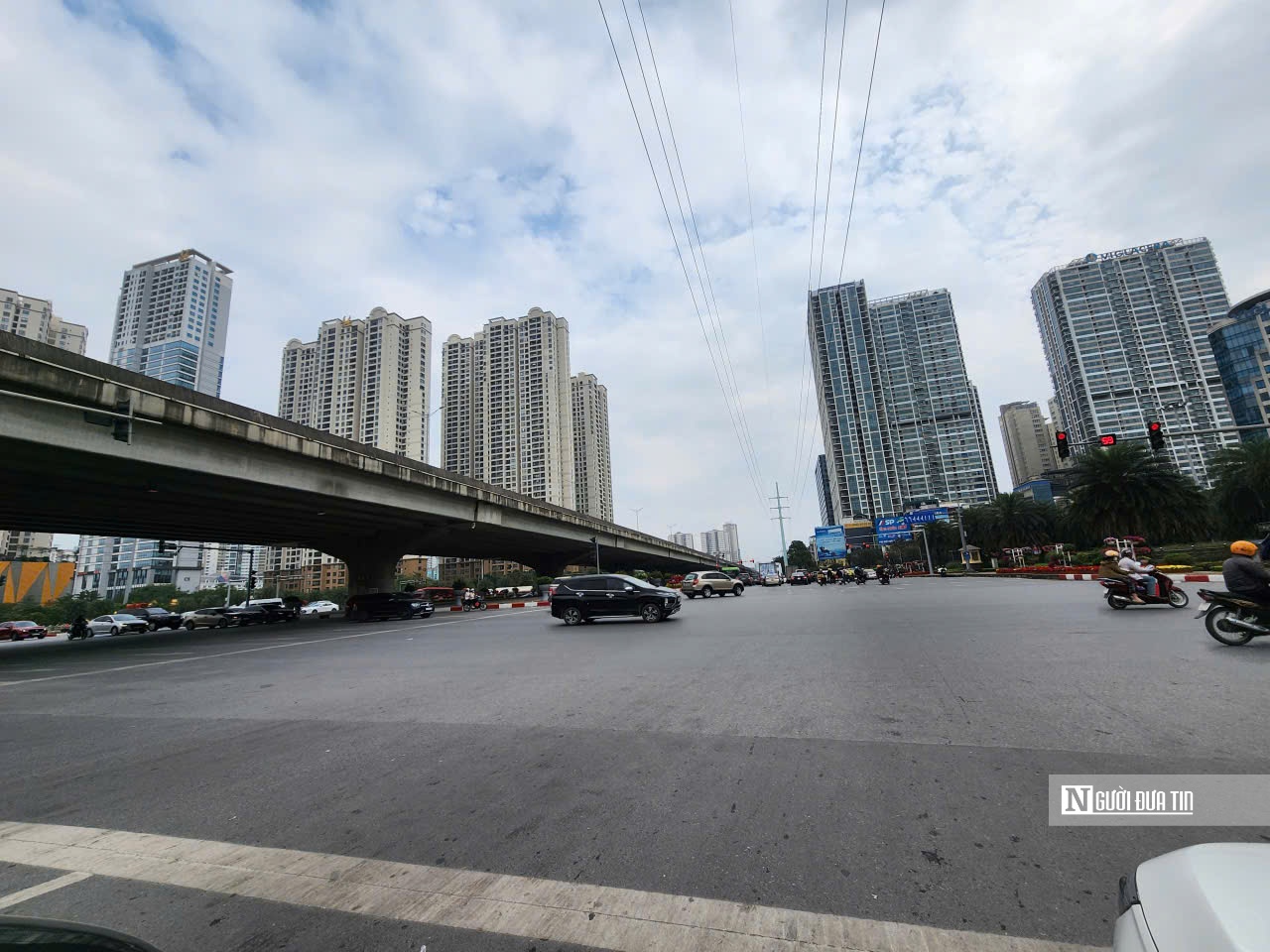 Đường phố Hà Nội thênh thang ngày đầu nghỉ Tết Nguyên đán - Ảnh 3.