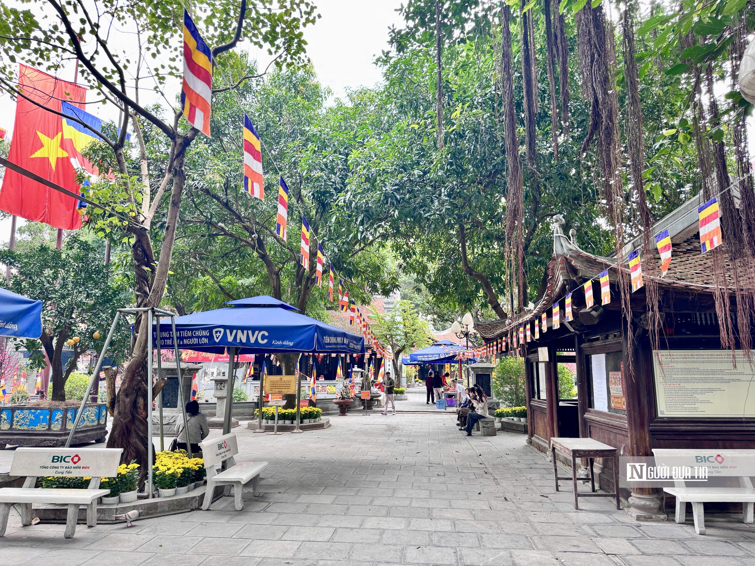 Nam thanh nữ tú đến một ngôi chùa ở Hà Nội cầu duyên ngày Valentine - Ảnh 3.