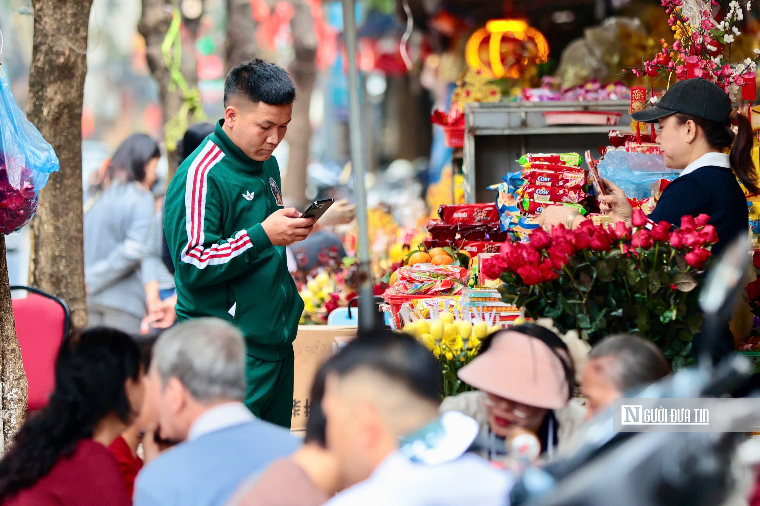 Nam thanh nữ tú đến một ngôi chùa ở Hà Nội cầu duyên ngày Valentine - Ảnh 4.