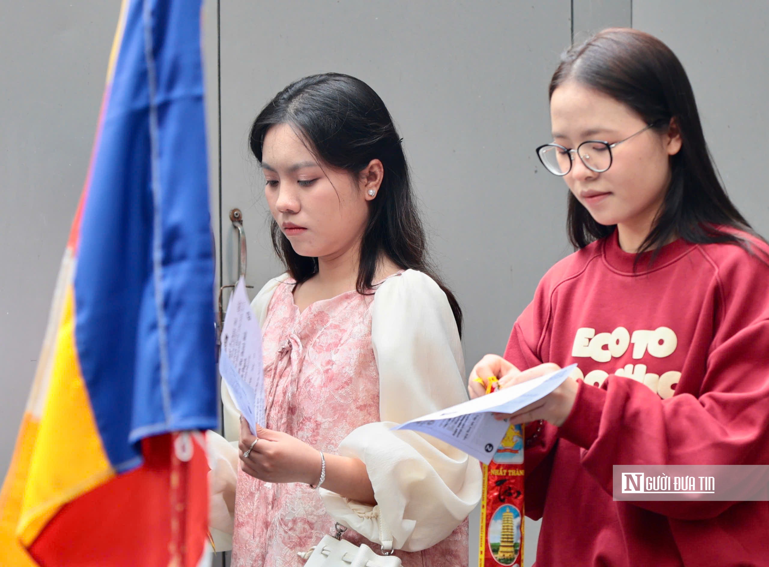 Nam thanh nữ tú đến một ngôi chùa ở Hà Nội cầu duyên ngày Valentine - Ảnh 1.