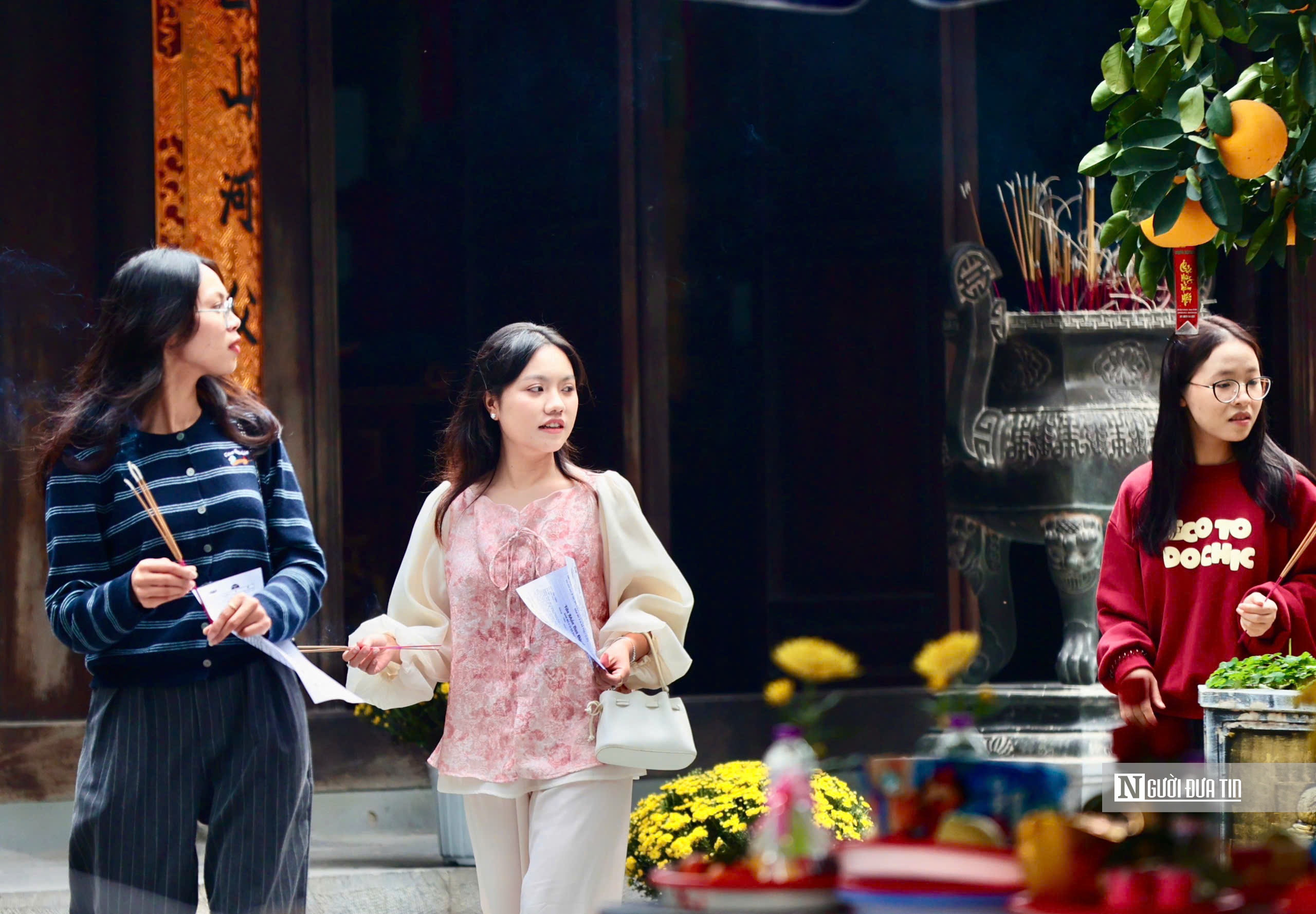 Nam thanh nữ tú đến một ngôi chùa ở Hà Nội cầu duyên ngày Valentine - Ảnh 2.