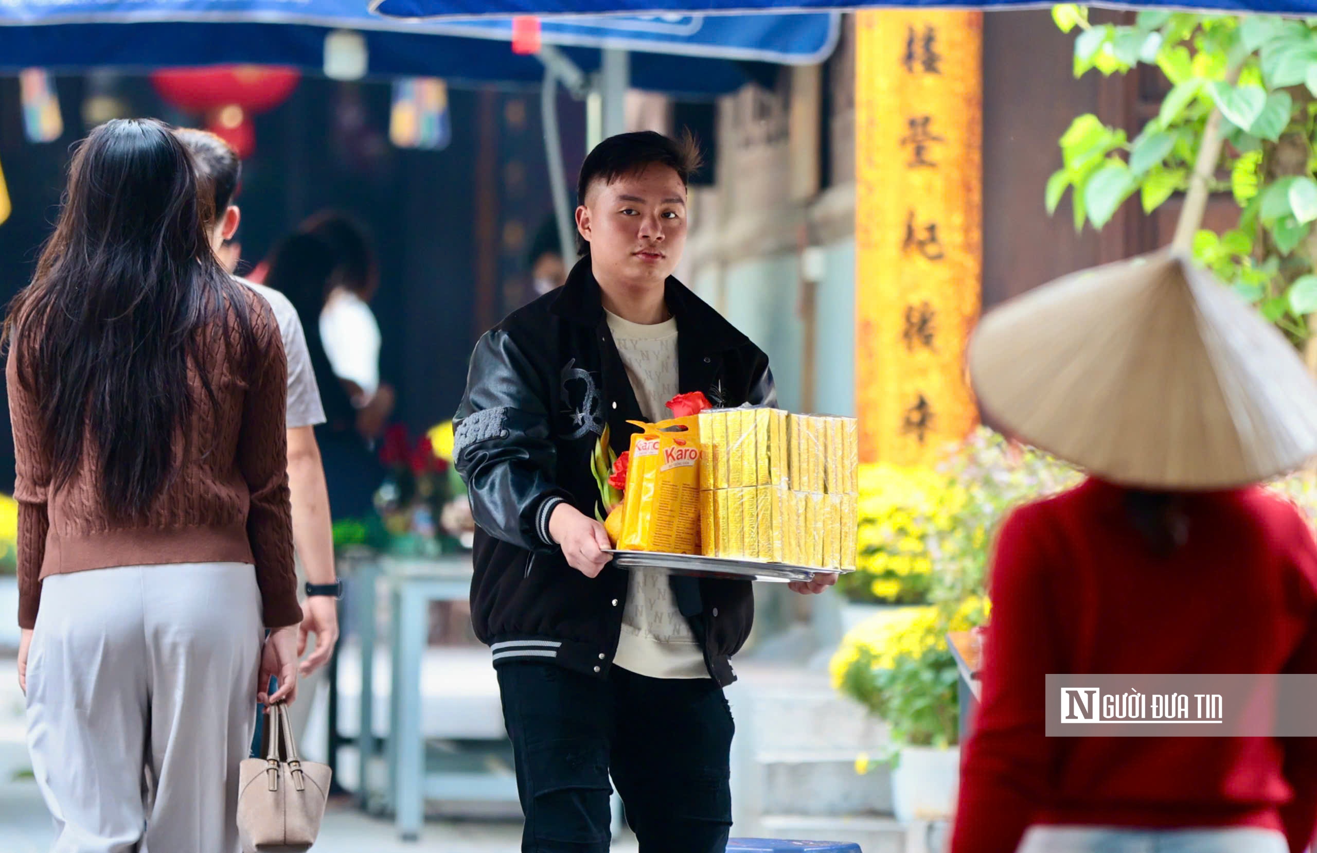 Nam thanh nữ tú đến một ngôi chùa ở Hà Nội cầu duyên ngày Valentine - Ảnh 5.