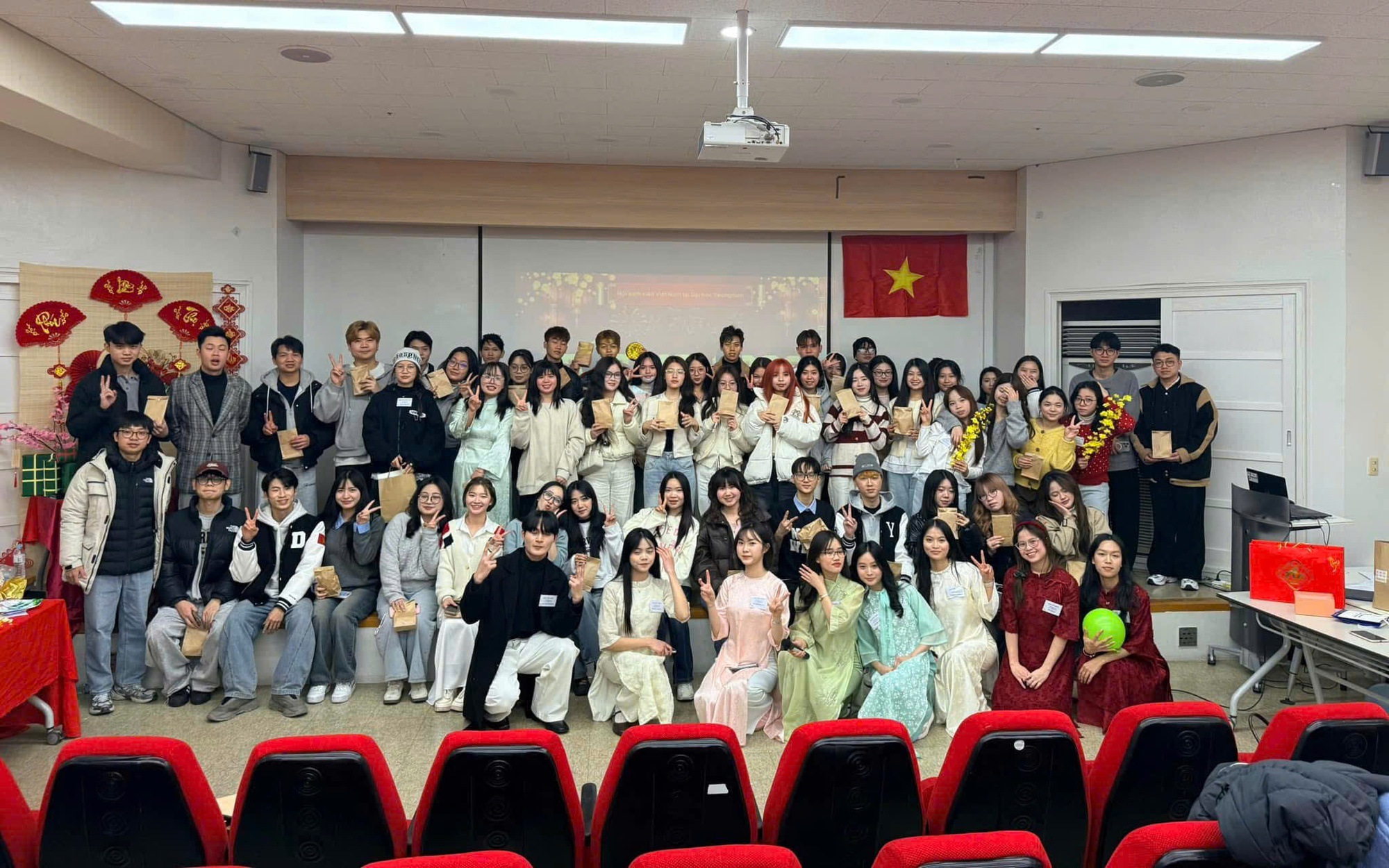 Du học sinh Việt đón Tết xa nhà: Nỗi nhớ quê hương và những cách giữ hơi ấm truyền thống