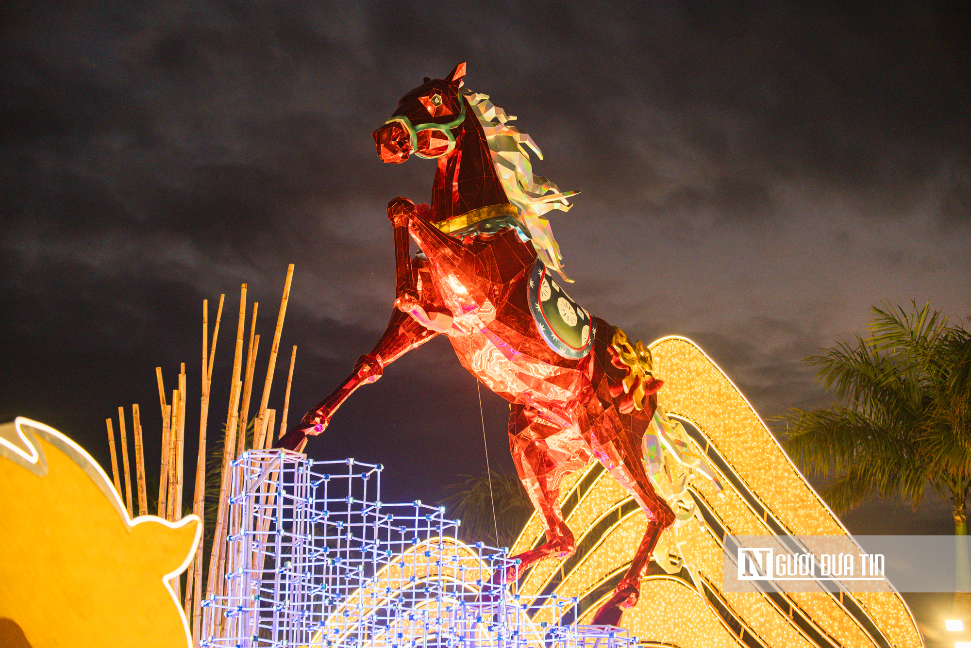 Cận cảnh Song m&atilde; k&eacute;o xe, X&iacute;ch m&atilde; tung v&oacute; lấp l&aacute;nh tại đường hoa xu&acirc;n Đắk Lắk- Ảnh 8.