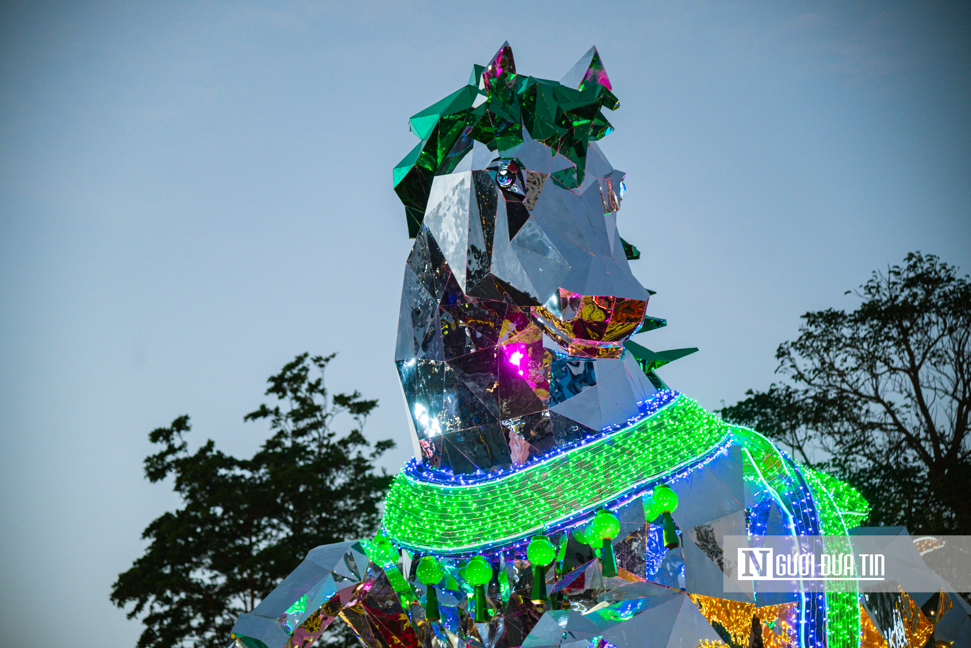 Cận cảnh Song m&atilde; k&eacute;o xe, X&iacute;ch m&atilde; tung v&oacute; lấp l&aacute;nh tại đường hoa xu&acirc;n Đắk Lắk- Ảnh 11.