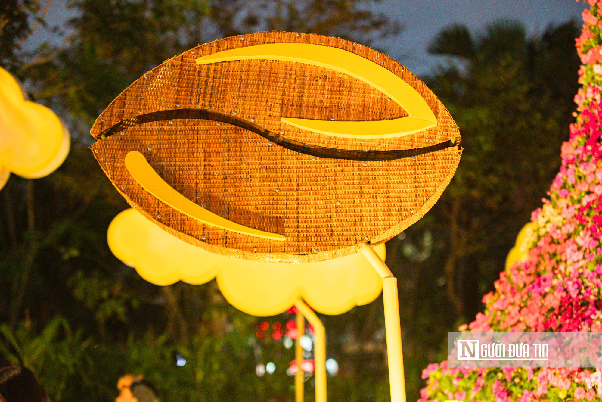 Cận cảnh Song m&atilde; k&eacute;o xe, X&iacute;ch m&atilde; tung v&oacute; lấp l&aacute;nh tại đường hoa xu&acirc;n Đắk Lắk- Ảnh 15.