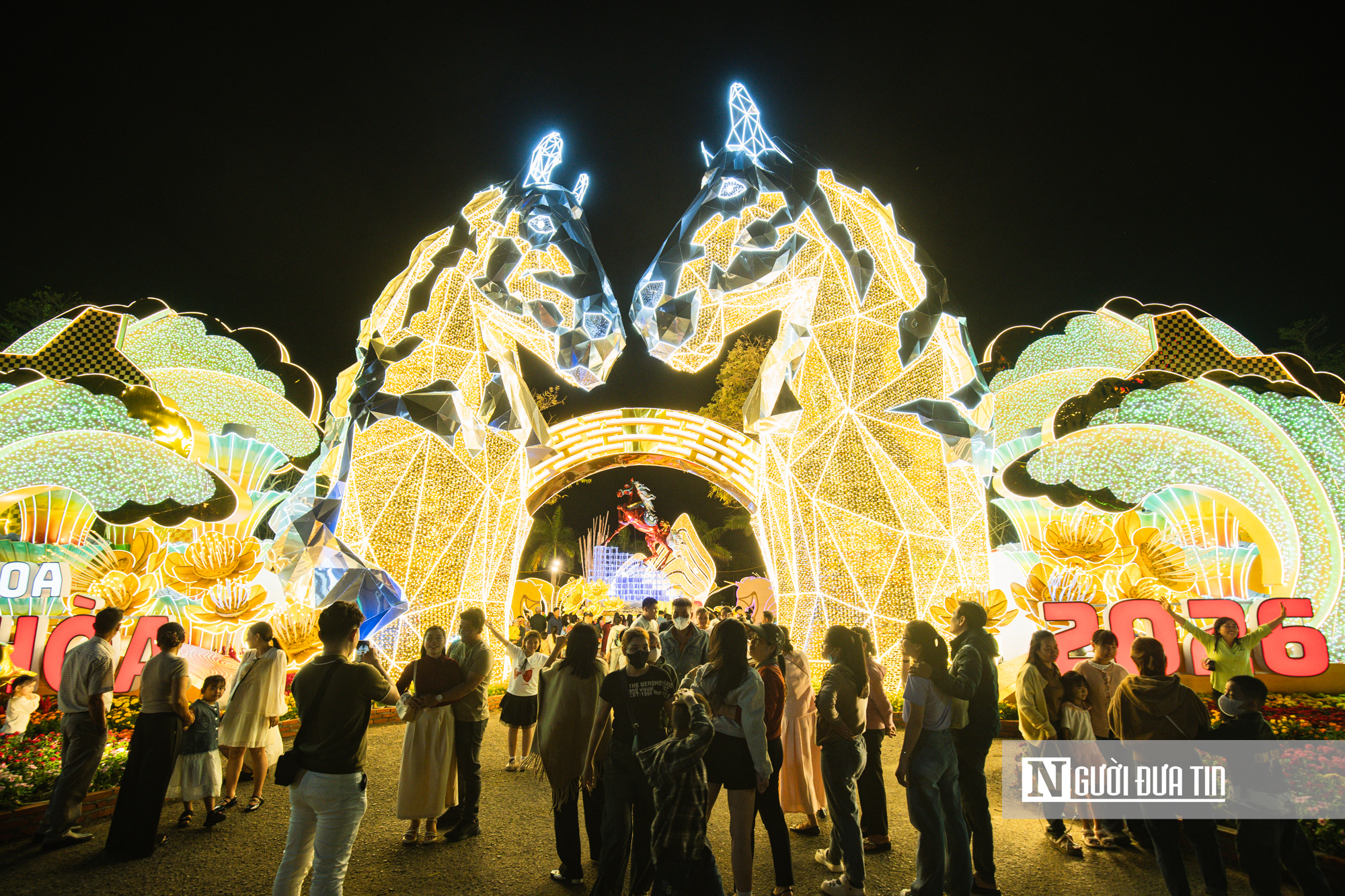 Cận cảnh Song m&atilde; k&eacute;o xe, X&iacute;ch m&atilde; tung v&oacute; lấp l&aacute;nh tại đường hoa xu&acirc;n Đắk Lắk- Ảnh 19.