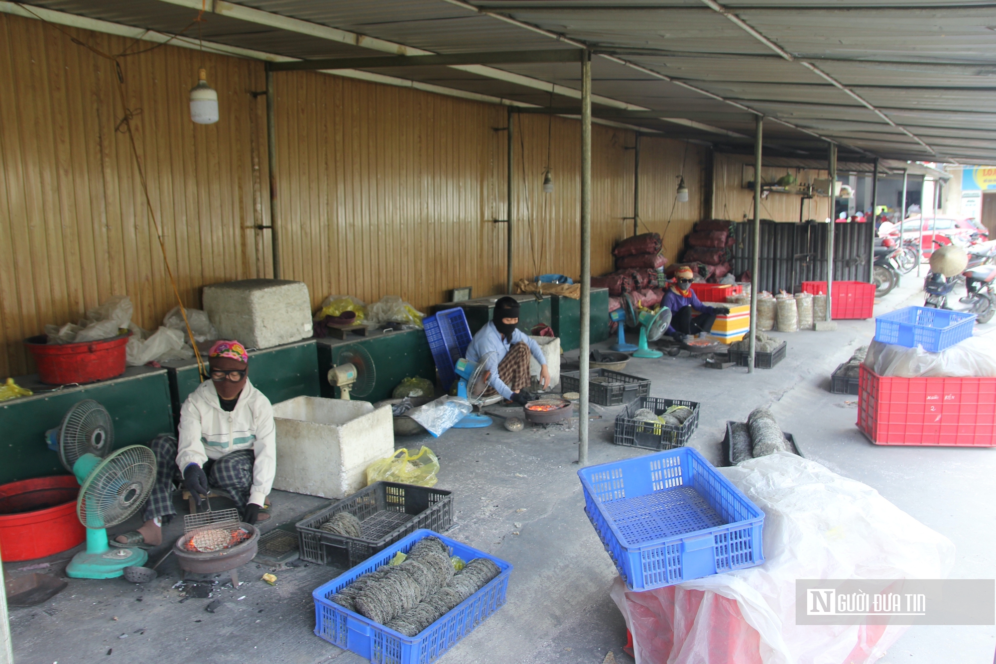 Tất bật mưu sinh b&ecirc;n bếp than hồng trong những ng&agrave;y gi&aacute;p Tết- Ảnh 1.