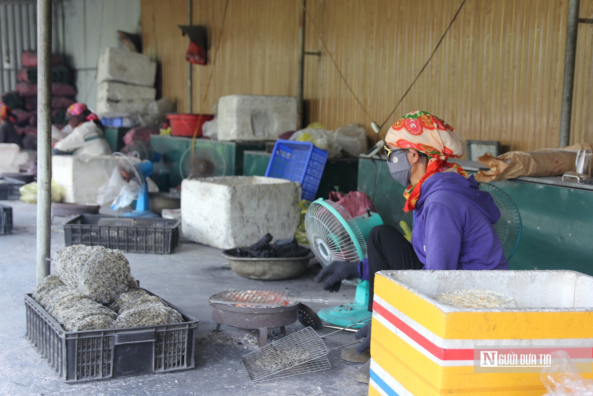 Tất bật mưu sinh b&ecirc;n bếp than hồng trong những ng&agrave;y gi&aacute;p Tết- Ảnh 2.