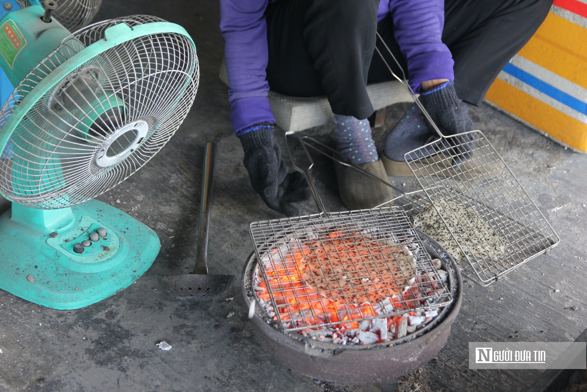 Tất bật mưu sinh b&ecirc;n bếp than hồng trong những ng&agrave;y gi&aacute;p Tết- Ảnh 3.