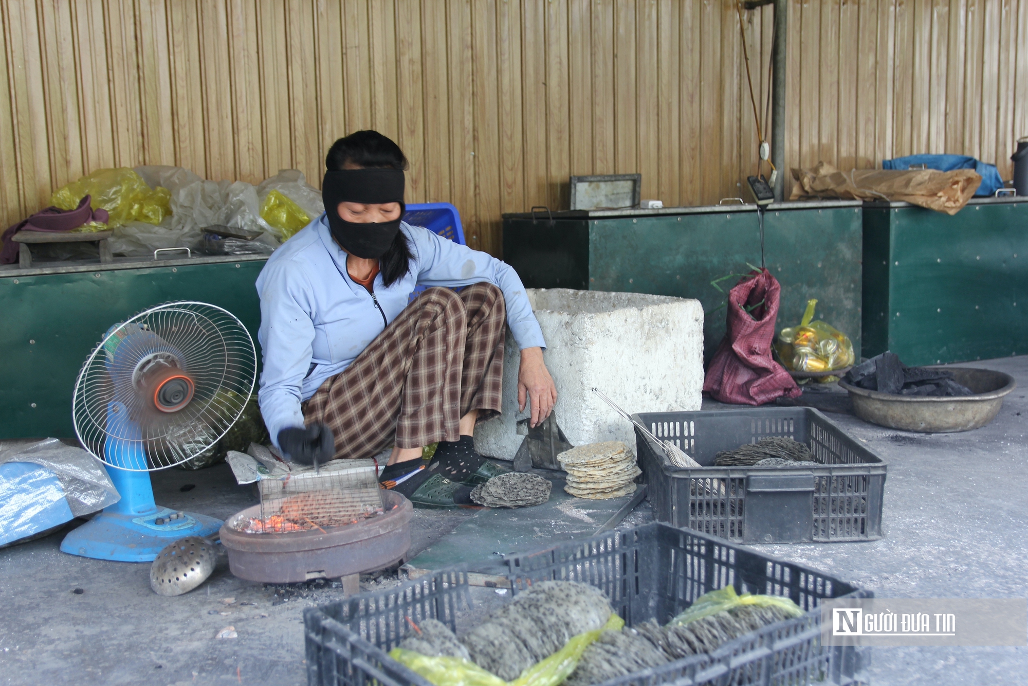 Tất bật mưu sinh b&ecirc;n bếp than hồng trong những ng&agrave;y gi&aacute;p Tết- Ảnh 4.