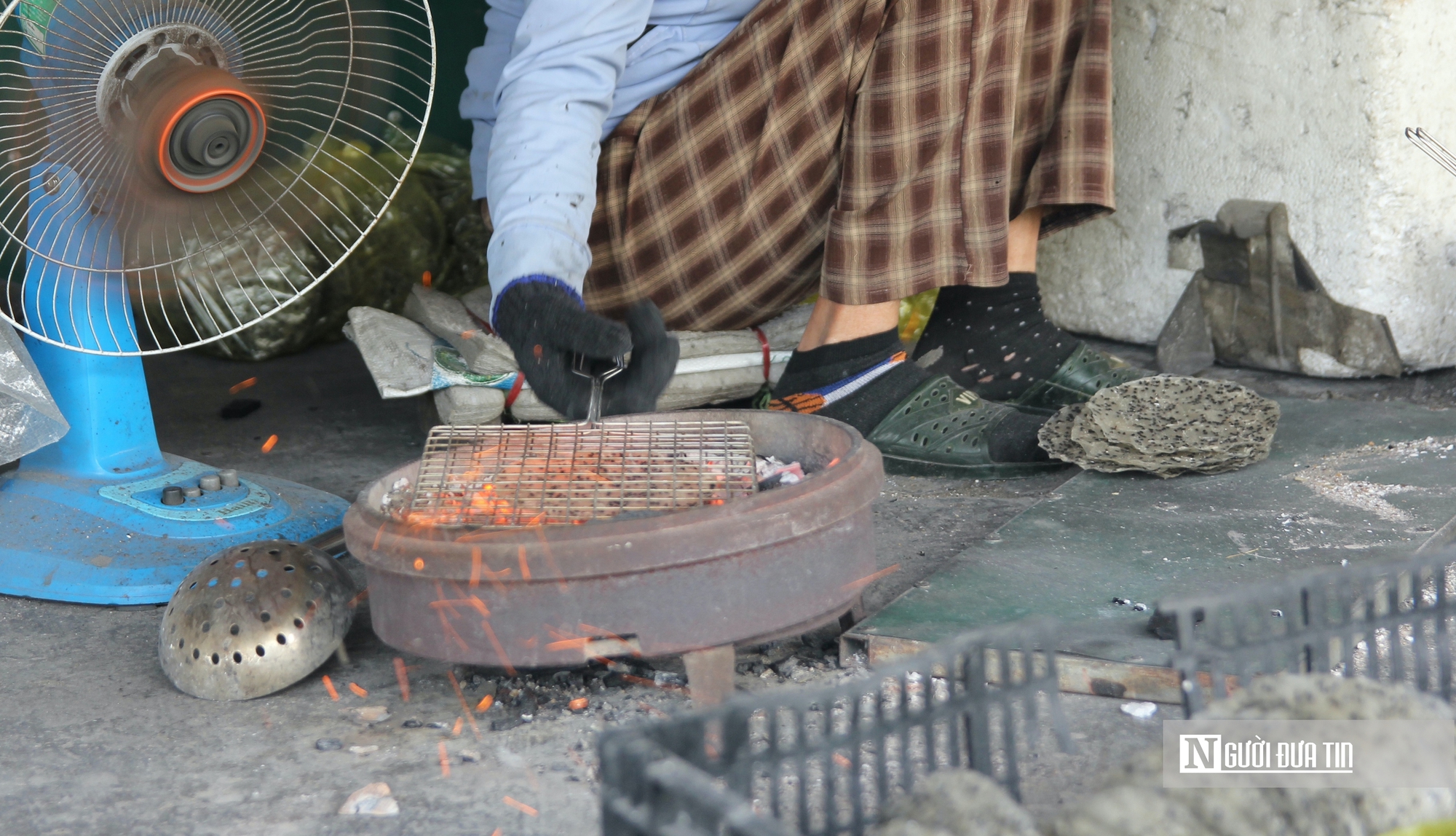 Tất bật mưu sinh b&ecirc;n bếp than hồng trong những ng&agrave;y gi&aacute;p Tết- Ảnh 5.