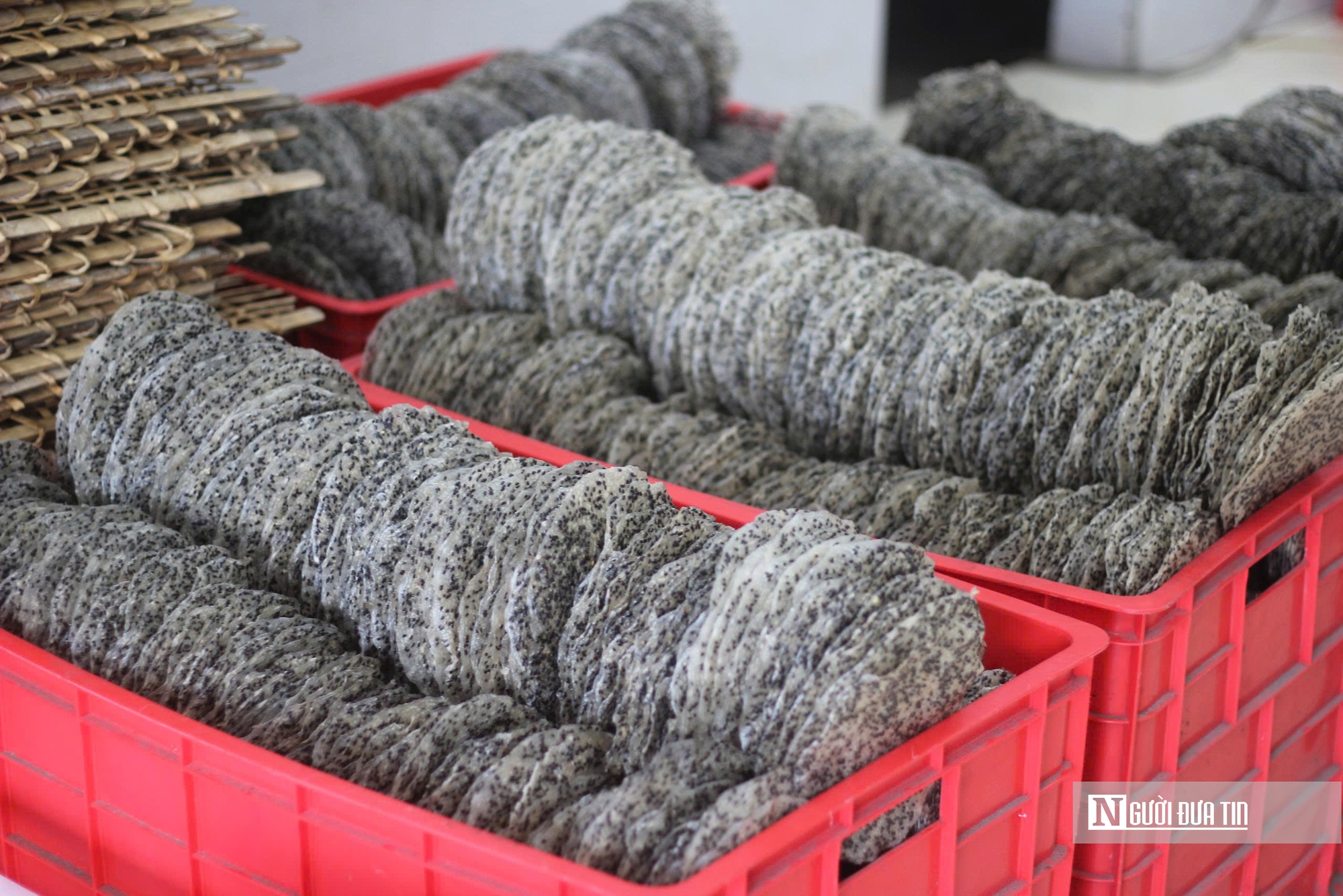 Tất bật mưu sinh b&ecirc;n bếp than hồng trong những ng&agrave;y gi&aacute;p Tết- Ảnh 9.