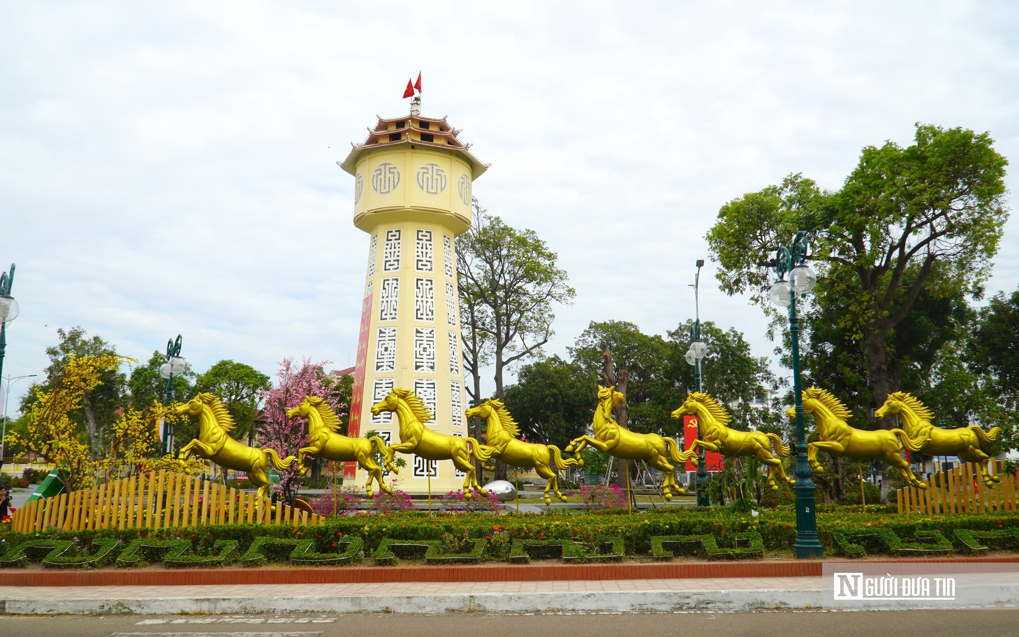Phan Thiết rộn ràng không khí xuân với đại cảnh hoa và linh vật ngựa thu hút du khách