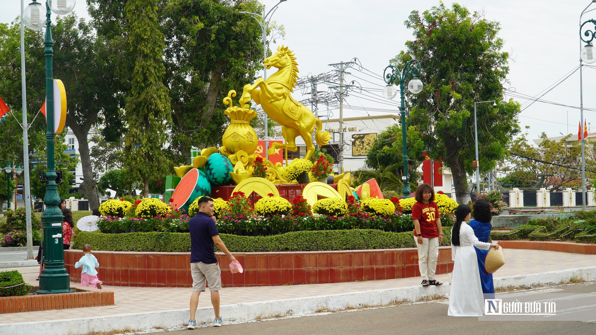 Đại cảnh hoa, linh vật ngựa và Hội hoa Xuân thu hút dòng người du xuân- Ảnh 2.