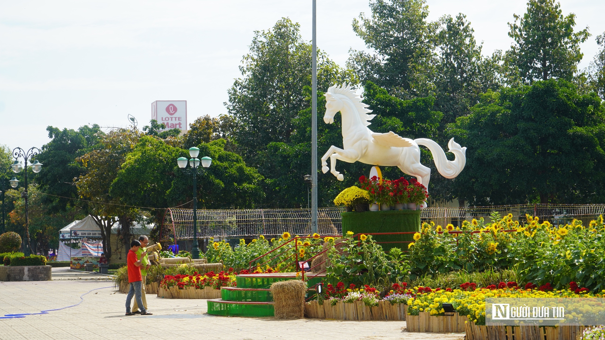 Đại cảnh hoa, linh vật ngựa và Hội hoa Xuân thu hút dòng người du xuân- Ảnh 9.