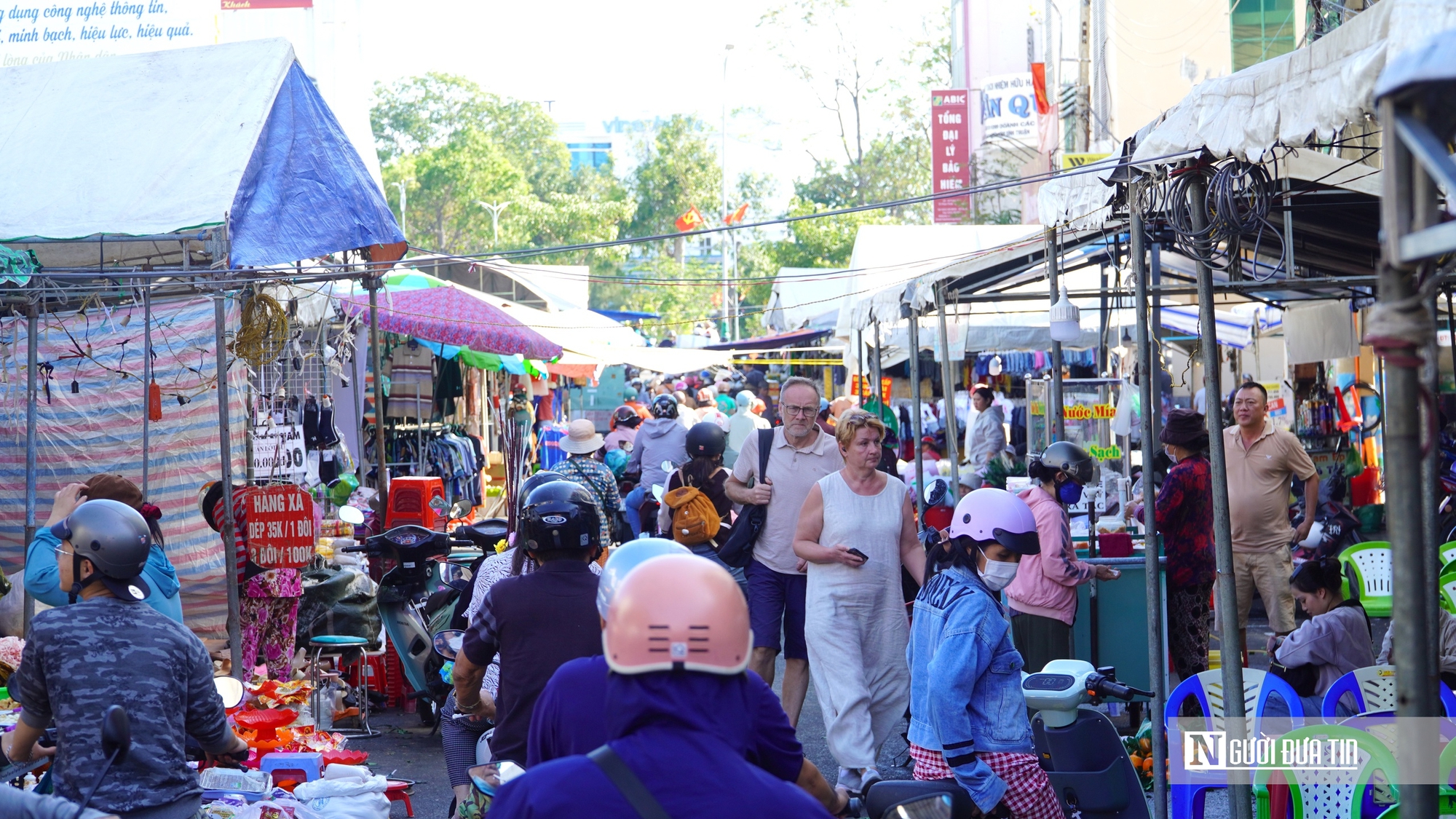 Đại cảnh hoa, linh vật ngựa và Hội hoa Xuân thu hút dòng người du xuân- Ảnh 10.
