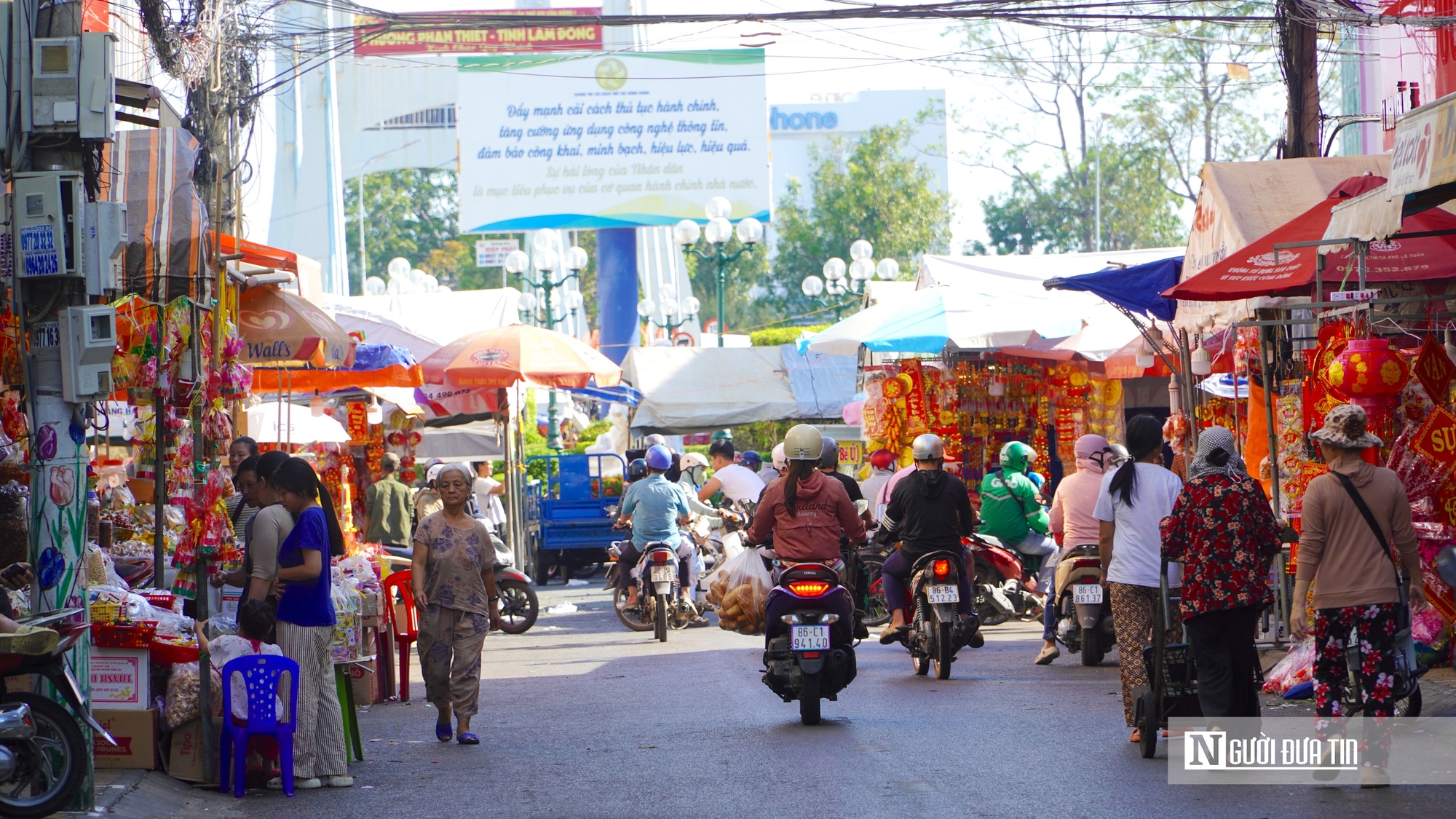 Đại cảnh hoa, linh vật ngựa và Hội hoa Xuân thu hút dòng người du xuân- Ảnh 13.
