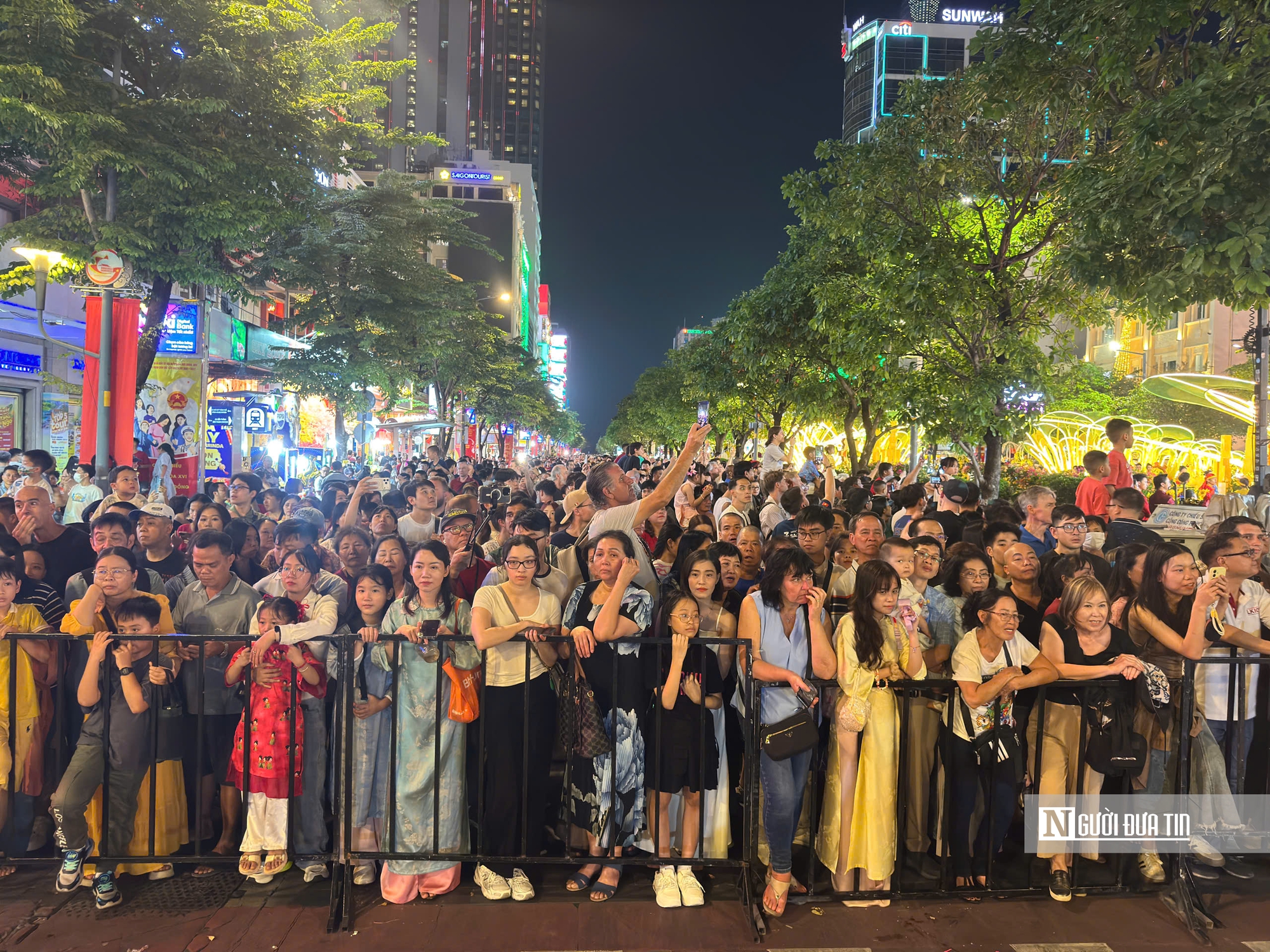 Đường hoa Nguyễn Huệ Tết Bính Ngọ 2026: Bản giao hưởng xuân của một thành phố vươn mình- Ảnh 2. Đường hoa Nguyễn Huệ Tết Bính Ngọ 2026: Bản giao hưởng xuân của một thành phố vươn mình- Ảnh 2.