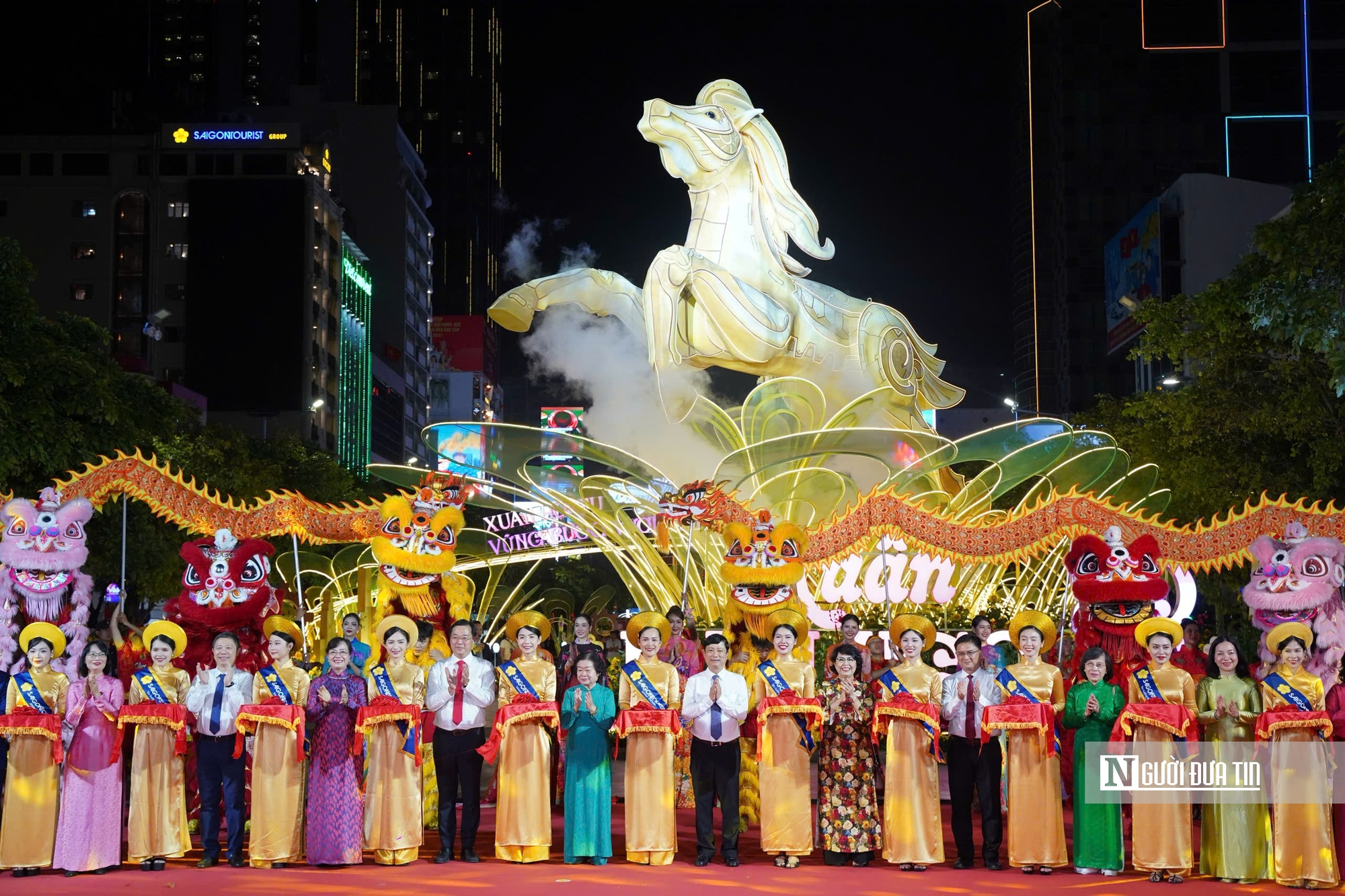 Đường hoa Nguyễn Huệ Tết Bính Ngọ 2026: Bản giao hưởng xuân của một thành phố vươn mình- Ảnh 3. Đường hoa Nguyễn Huệ Tết Bính Ngọ 2026: Bản giao hưởng xuân của một thành phố vươn mình- Ảnh 3.