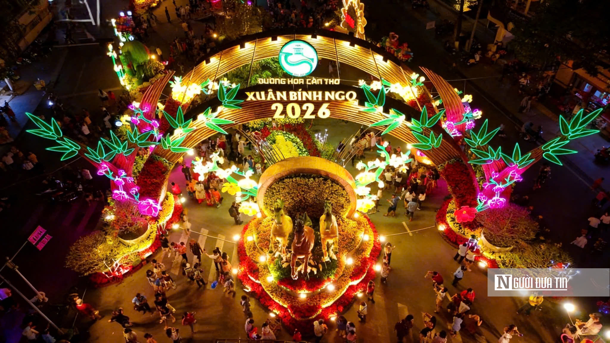 Linh vật ngựa rực rỡ khắp miền Tây chào Xuân Bính Ngọ- Ảnh 2.