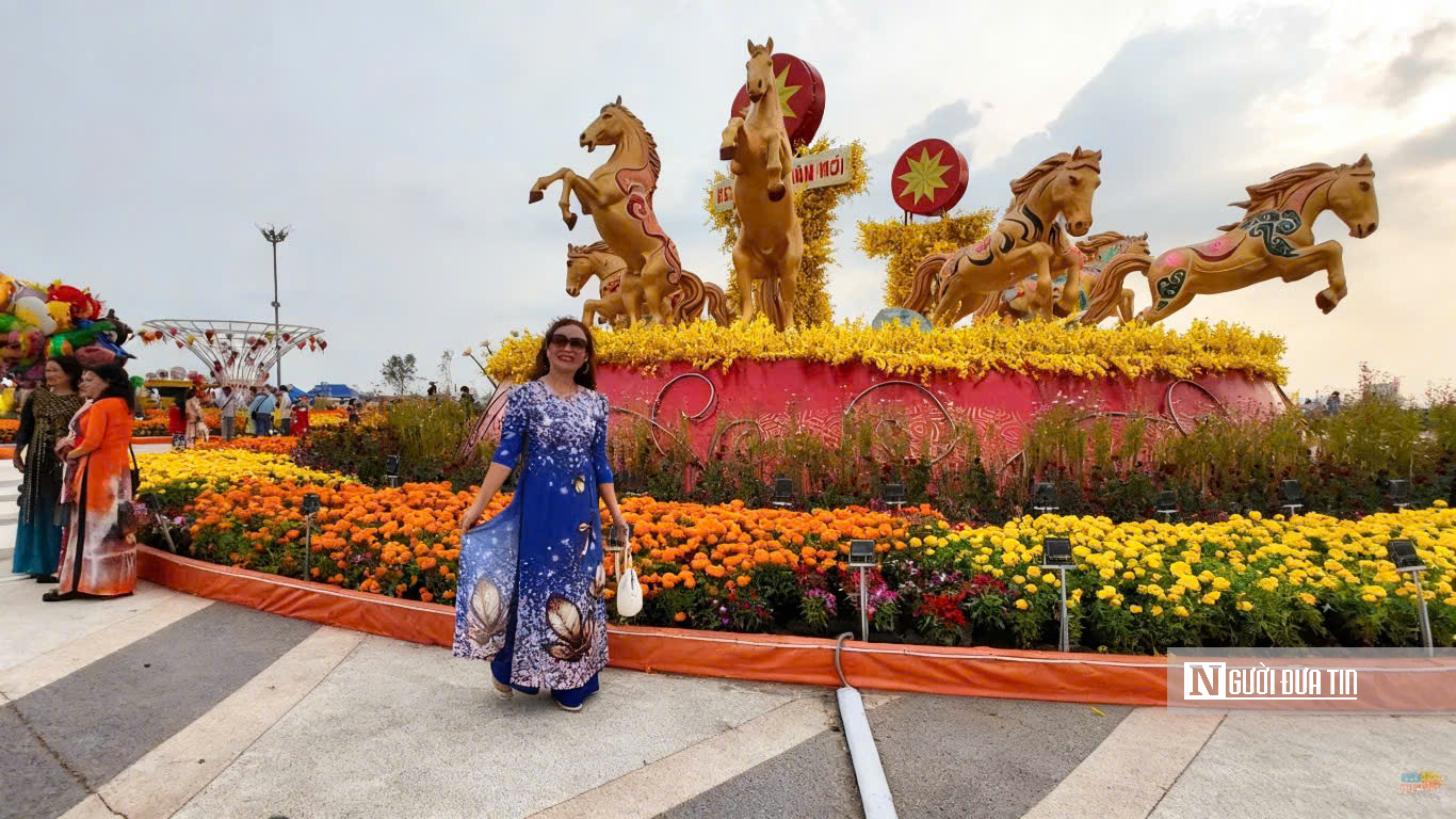 Linh vật ngựa rực rỡ khắp miền Tây chào Xuân Bính Ngọ- Ảnh 8.