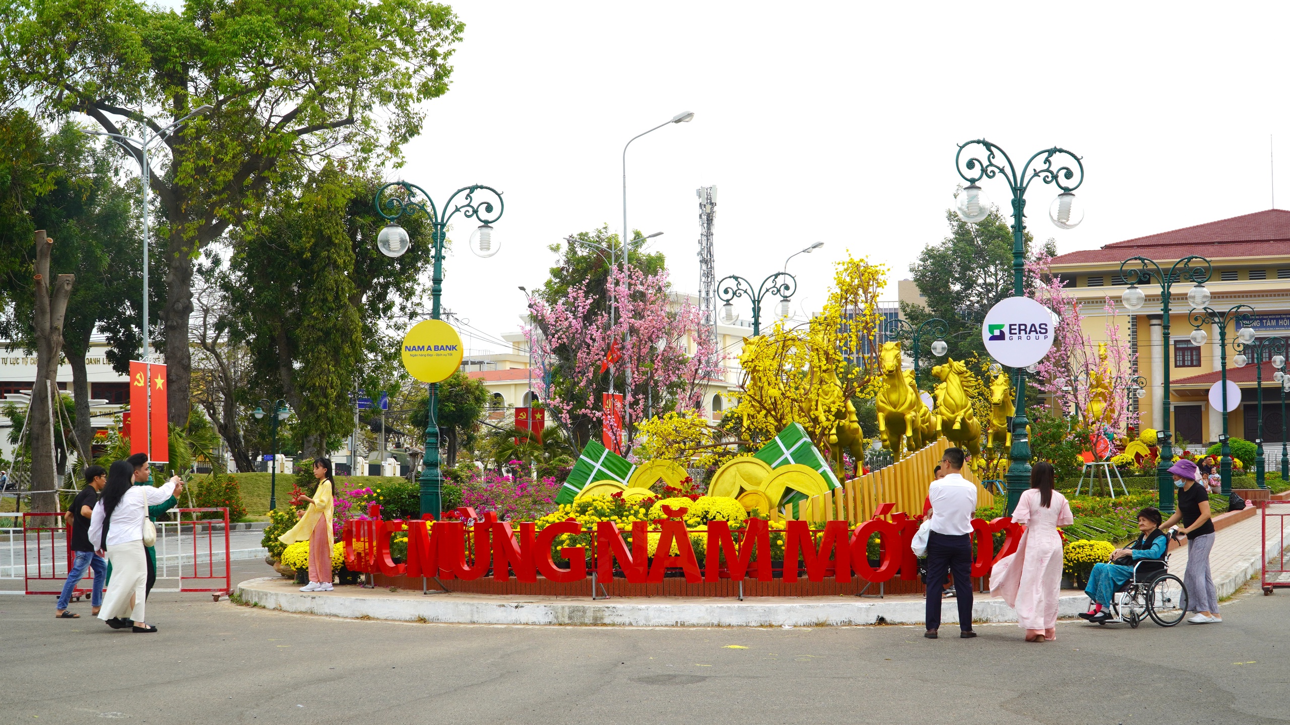 Đại cảnh hoa, linh vật ngựa và Hội hoa Xuân thu hút dòng người du xuân- Ảnh 1.