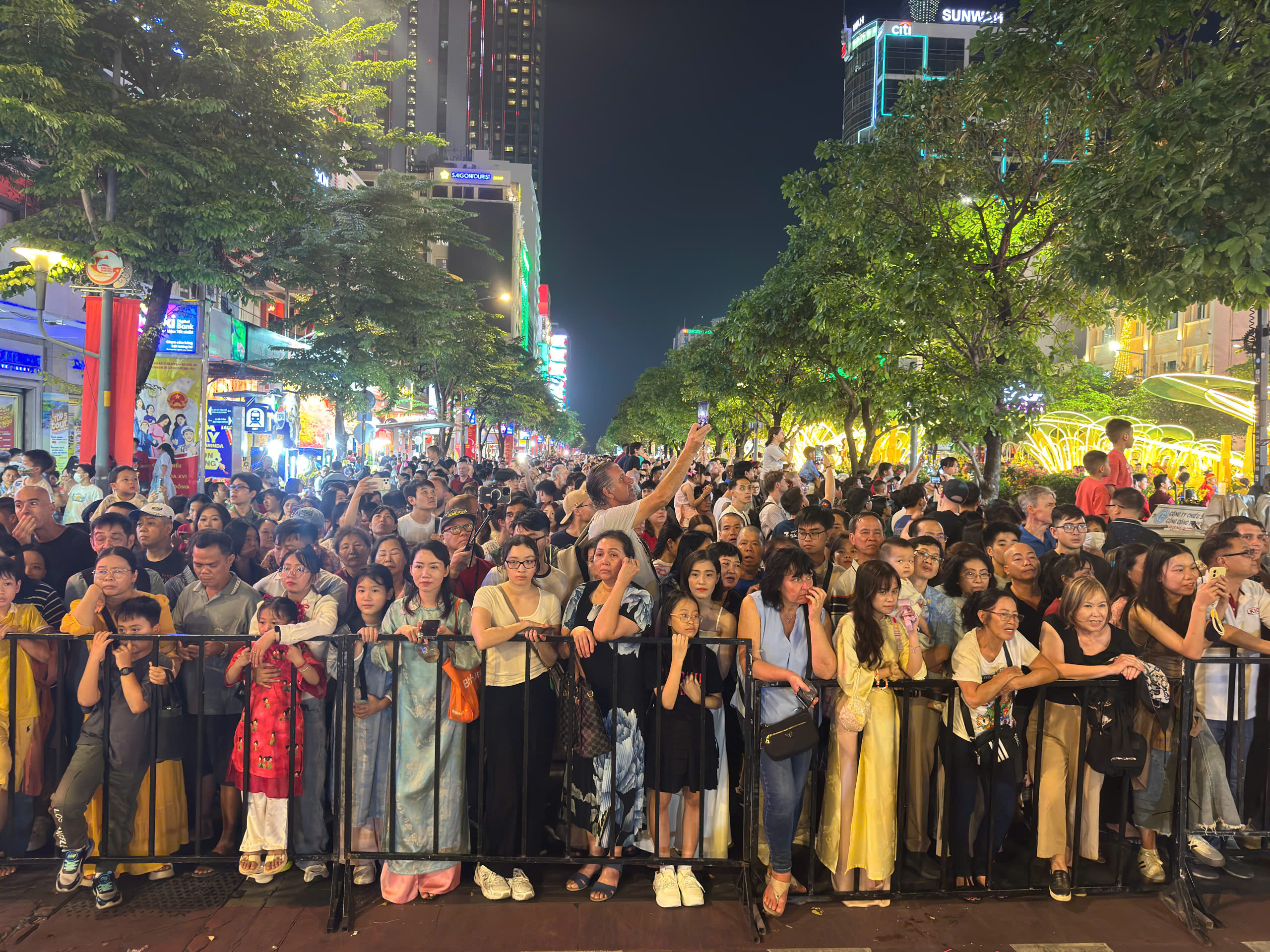 Tp.HCM bùng nổ mùa vàng du lịch Tết: Thu hơn 12.000 tỷ đồng, khách quốc tế tăng vọt hơn 50%- Ảnh 1. Tp.HCM bùng nổ mùa vàng du lịch Tết: Thu hơn 12.000 tỷ đồng, khách quốc tế tăng vọt hơn 50%- Ảnh 1.