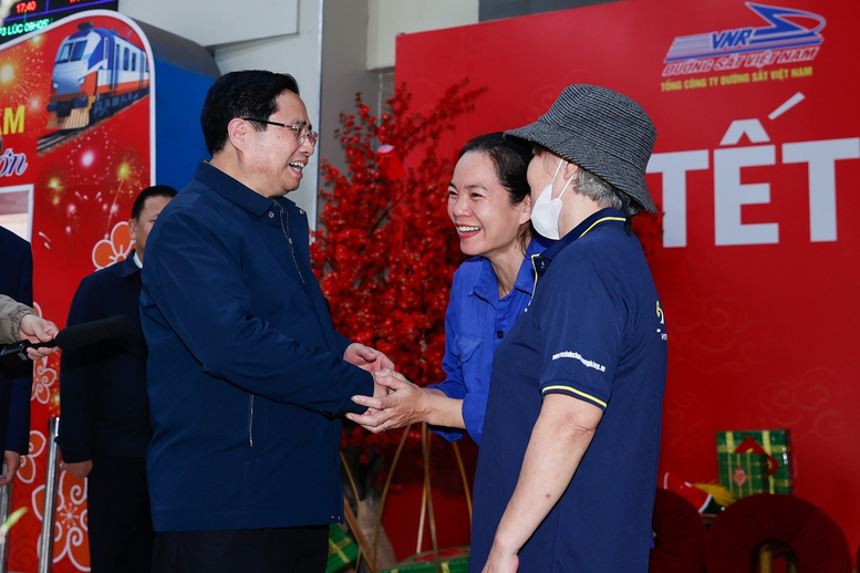 Thủ tướng Phạm Minh Chính cảm ơn, tặng quà công nhân vệ sinh môi trường tại Thủ đô- Ảnh 8.