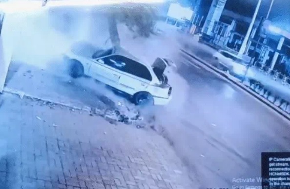 &Ocirc; t&ocirc; đ&acirc;m v&agrave;o gốc c&acirc;y, người đ&agrave;n &ocirc;ng tử vong tr&ecirc;n đường đi đ&oacute;n vợ- Ảnh 1.