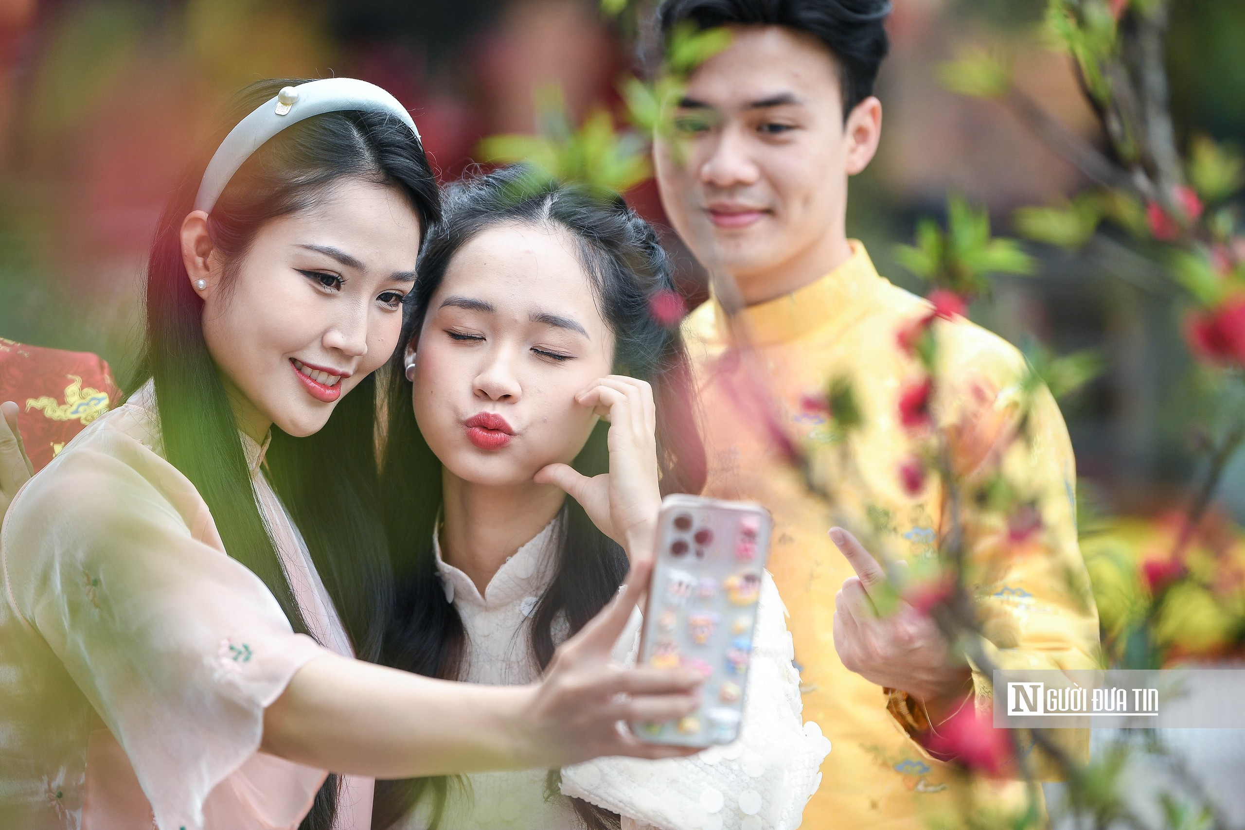 H&agrave; Nội: Người d&acirc;n h&agrave;o hứng "check-in" với 300 gốc đ&agrave;o cổ- Ảnh 11.